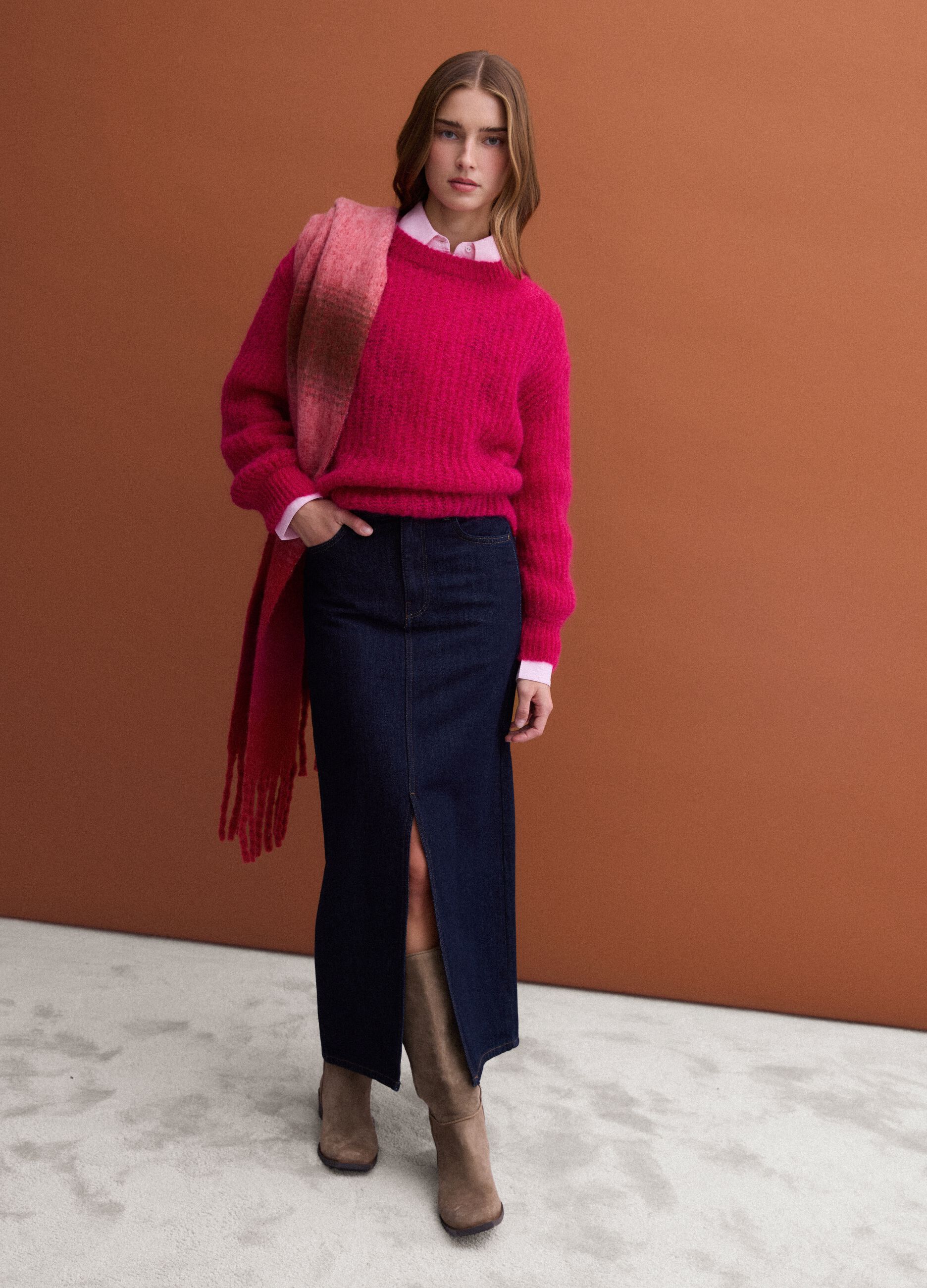 Pink wool-blend scarf with fringes