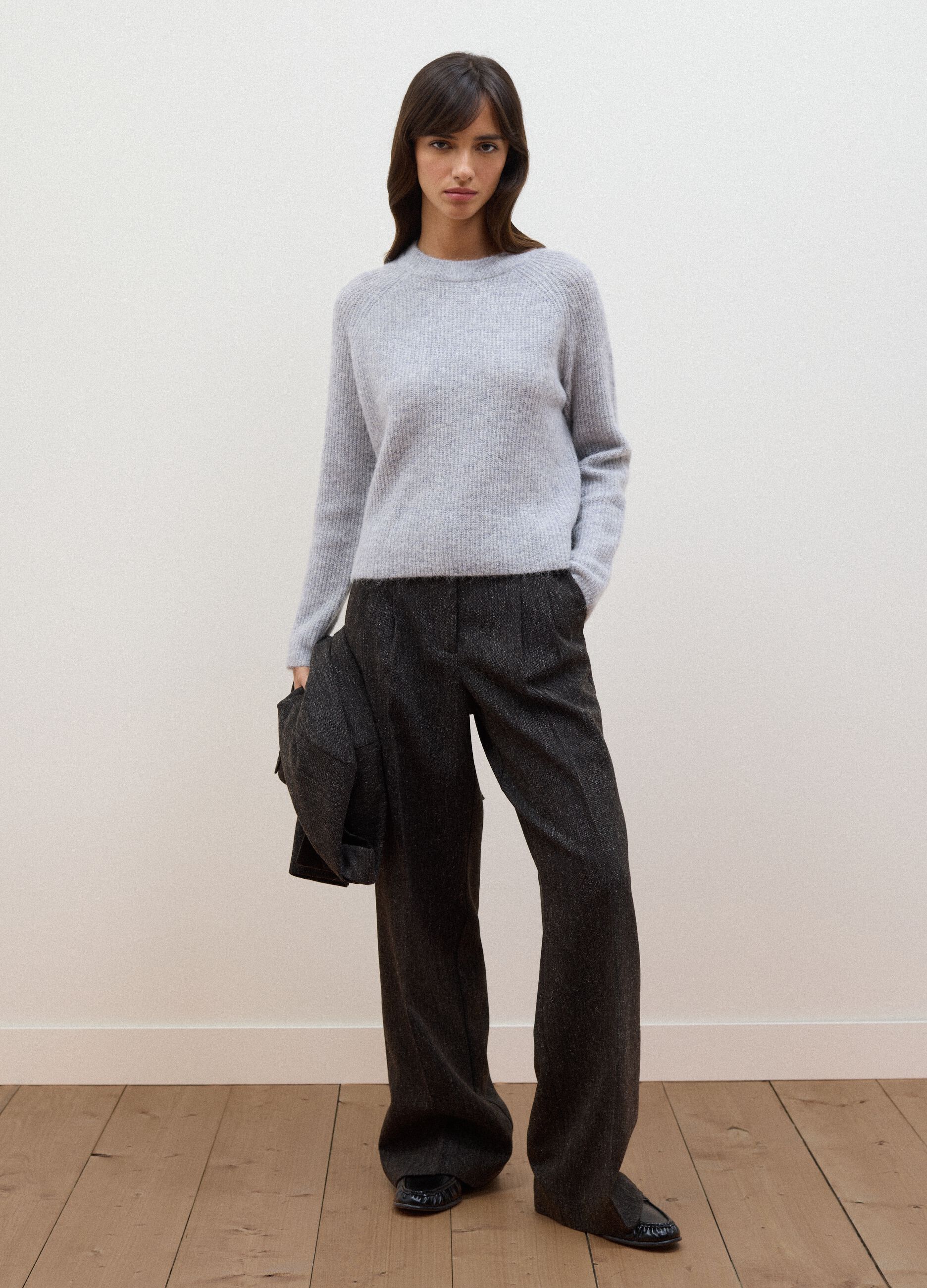 Maglia grigia in lana e alpaca elasticizzato girocollo