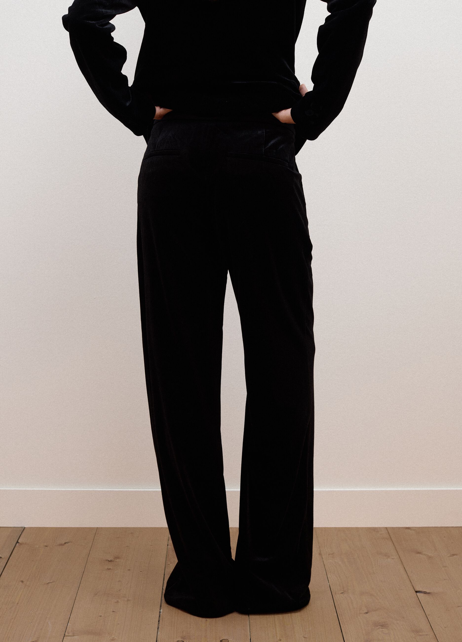 Pantaloni neri flare in tessuto elasticizzato