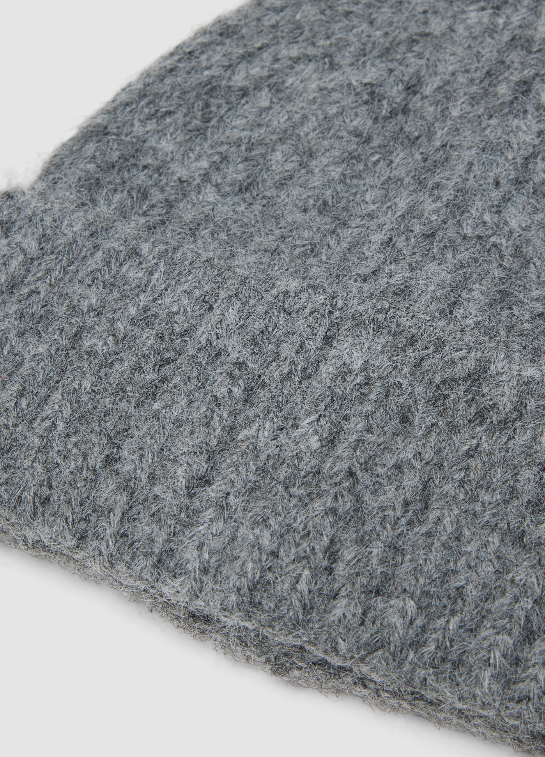 Cappello grigio in lana elasticizzata a coste