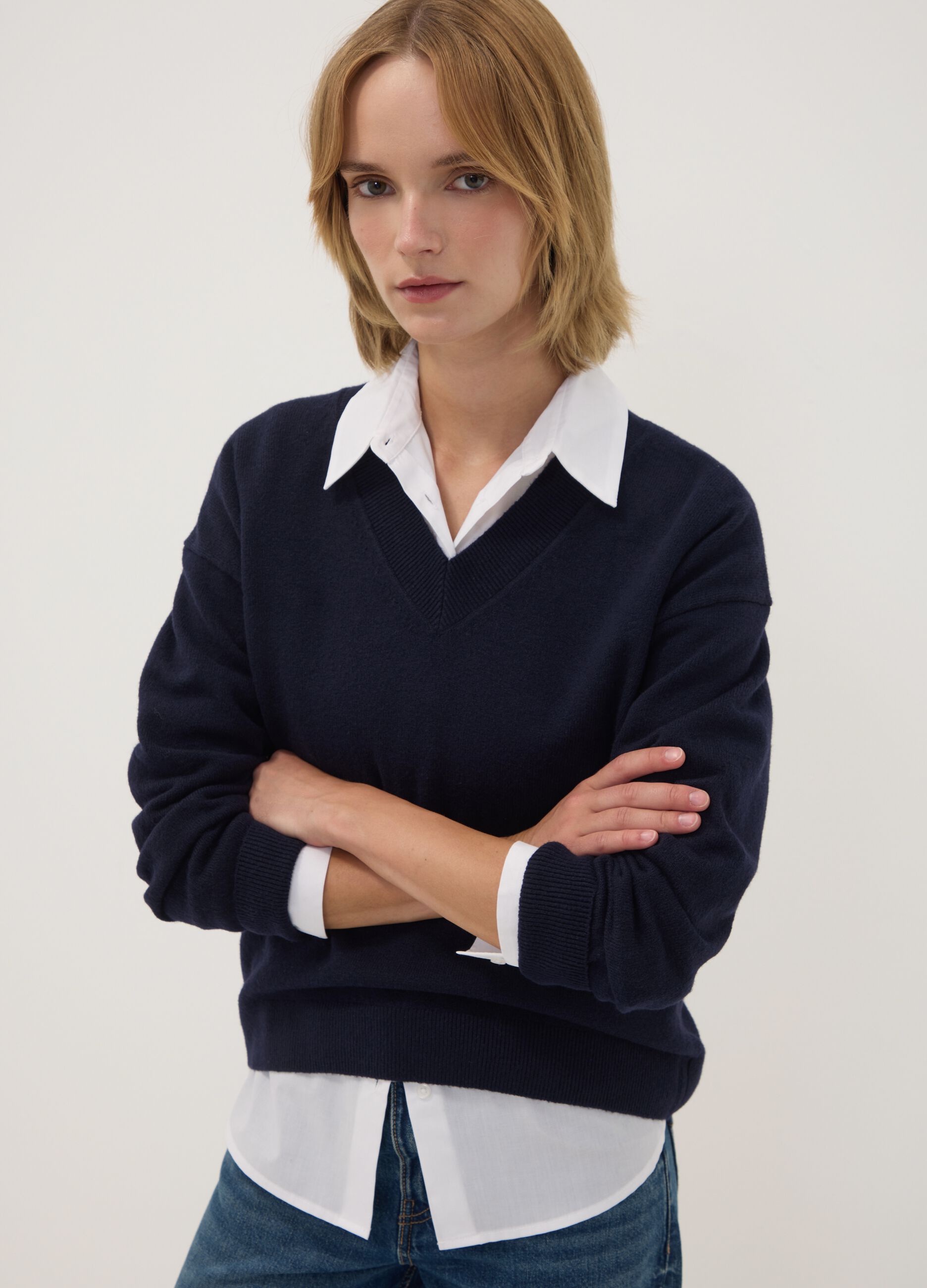 Maglia blu in lana elasticizzata scollo profondo a V regular fit