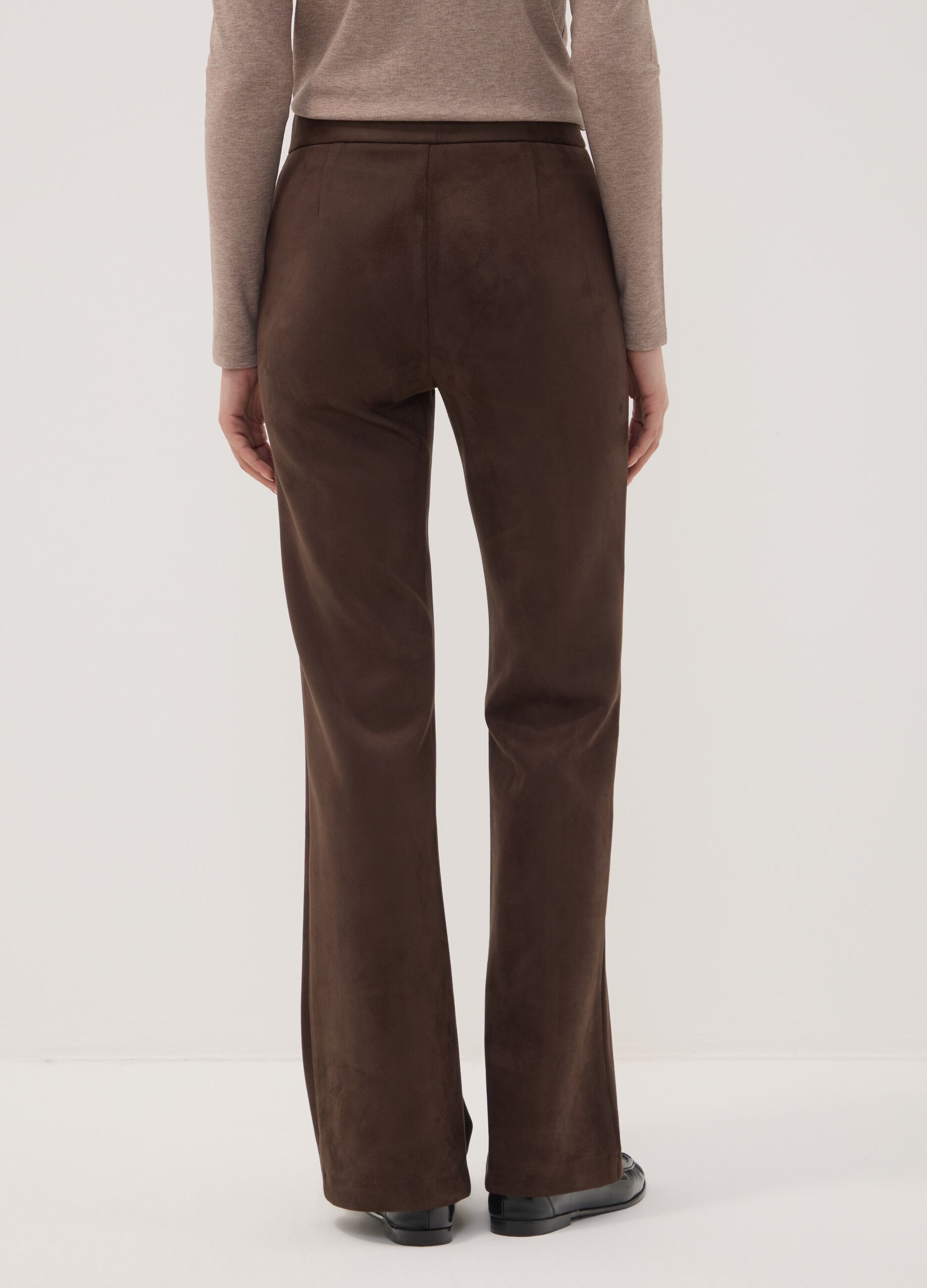 Pantaloni marroni flare in tessuto elasticizzato
