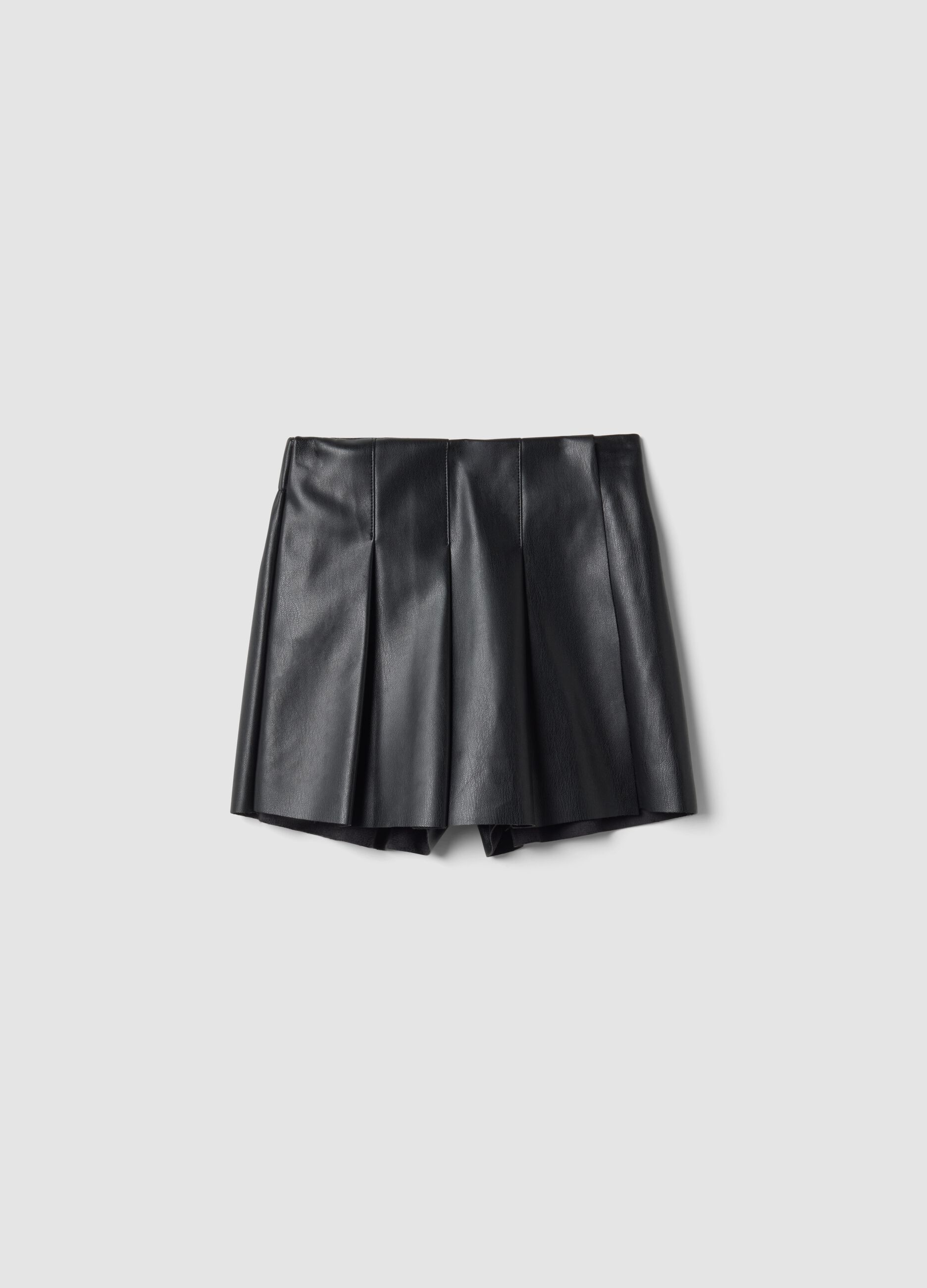 Shorts neri con pieghe