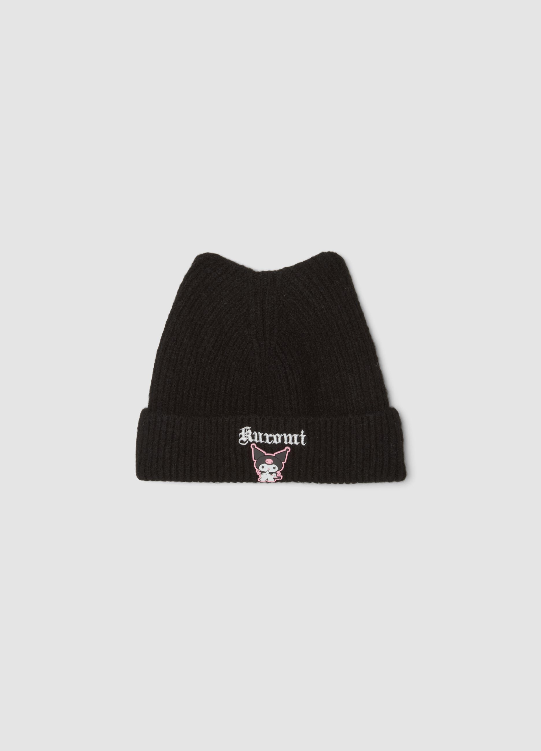 Cappello nero in misto lana elasticizzata a costine con ricamo Kuromi