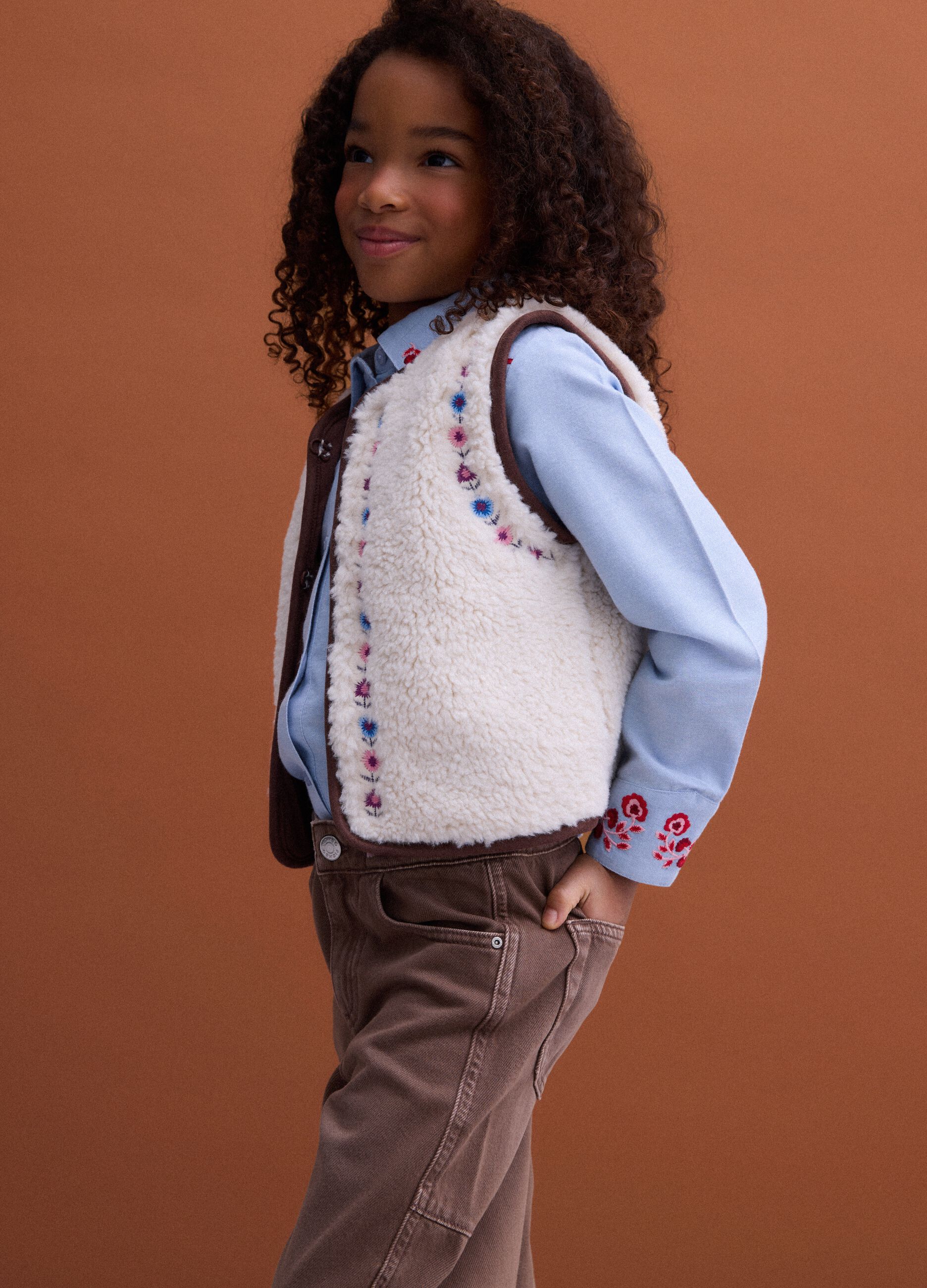 White crew-neck gilet with floral embroidery, regular fit
