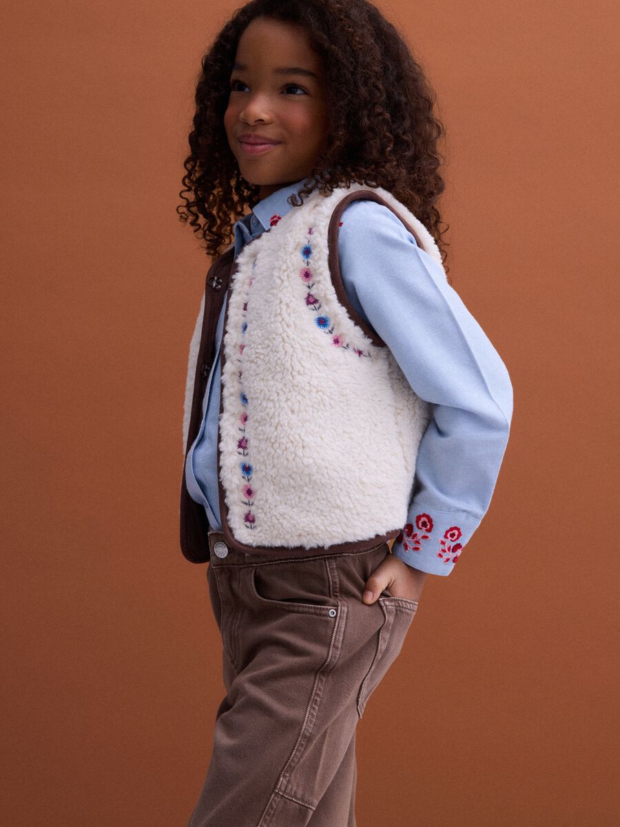 White crew-neck gilet with floral embroidery, regular fit_0