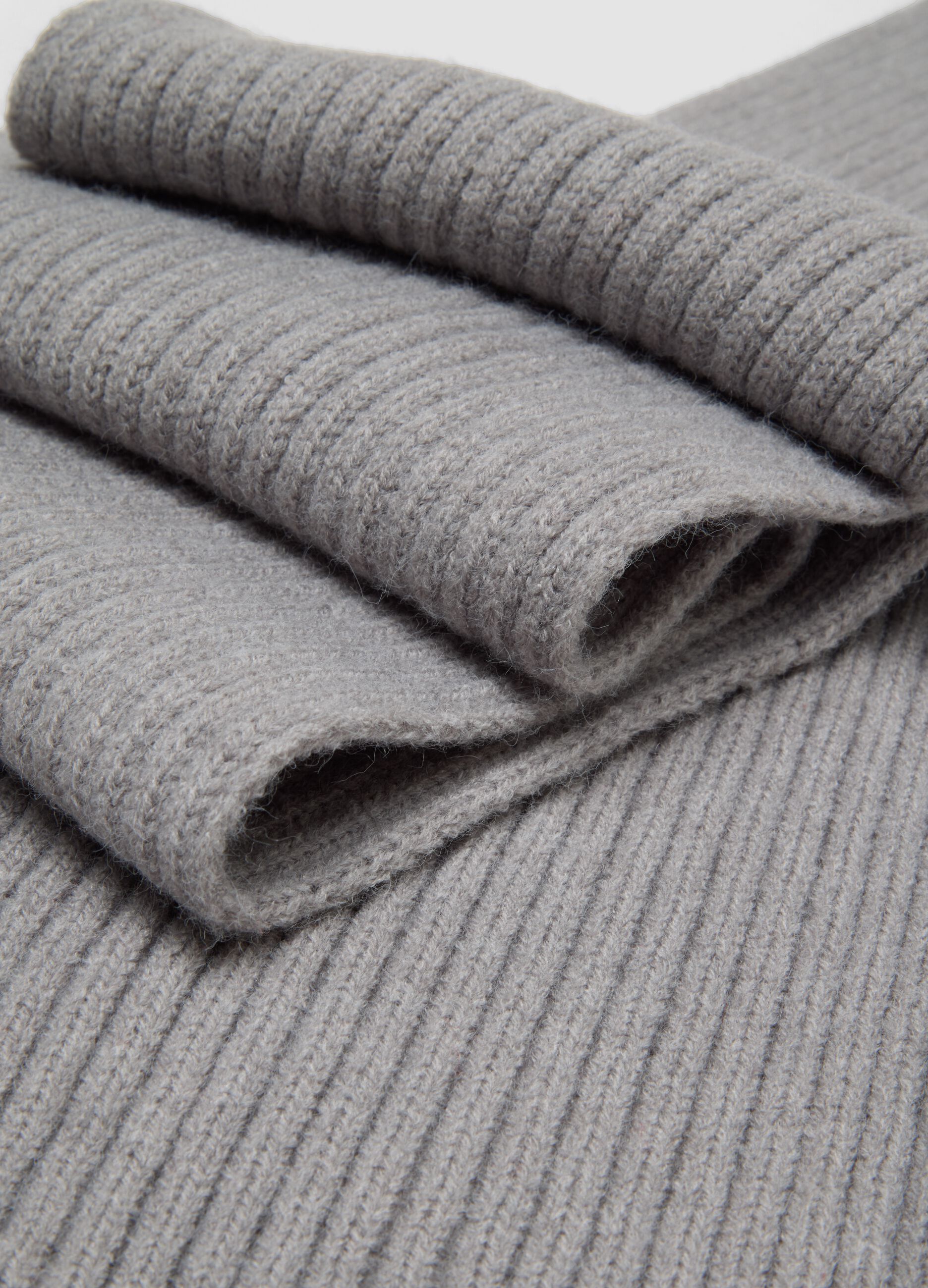 Sciarpa grigio melange a coste in maglia