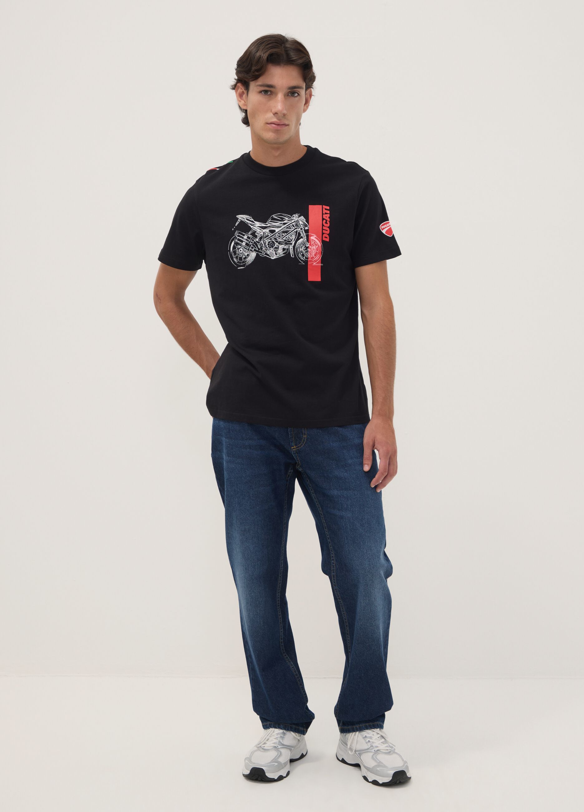 تيشيرت أسود من قطن خالص بطباعة دوكاتي بقصّة عادية