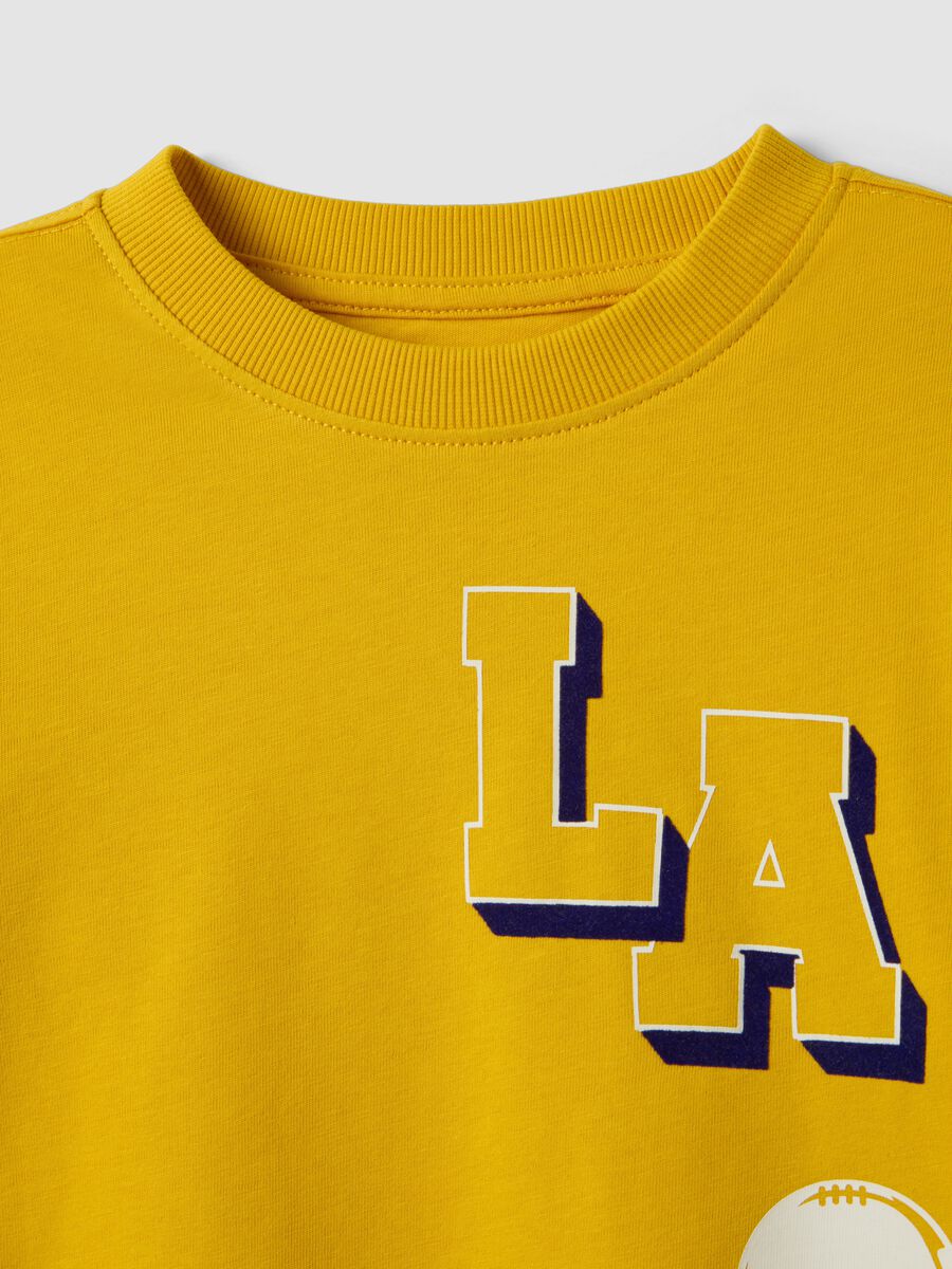Yellow cotton and viscose blend T-shirt with college print for boys_2