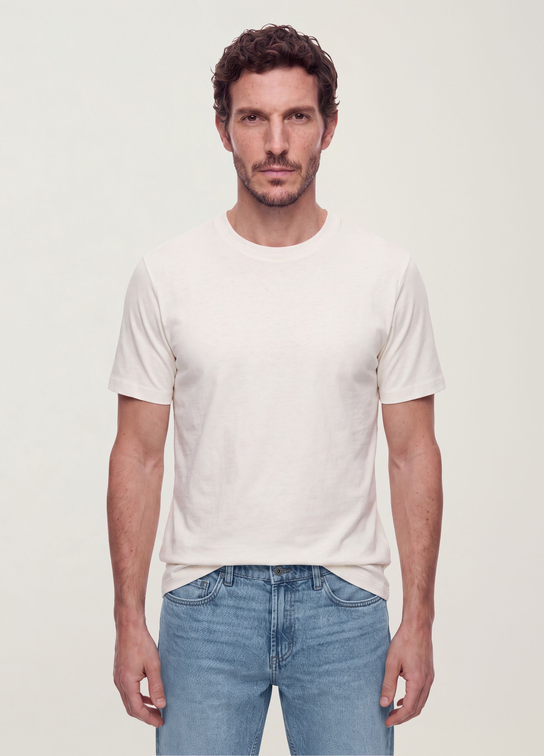 تي شيرت The Iconic Tee أبيض من قطن خالص بأكمام قصيرة وقصّة عادية