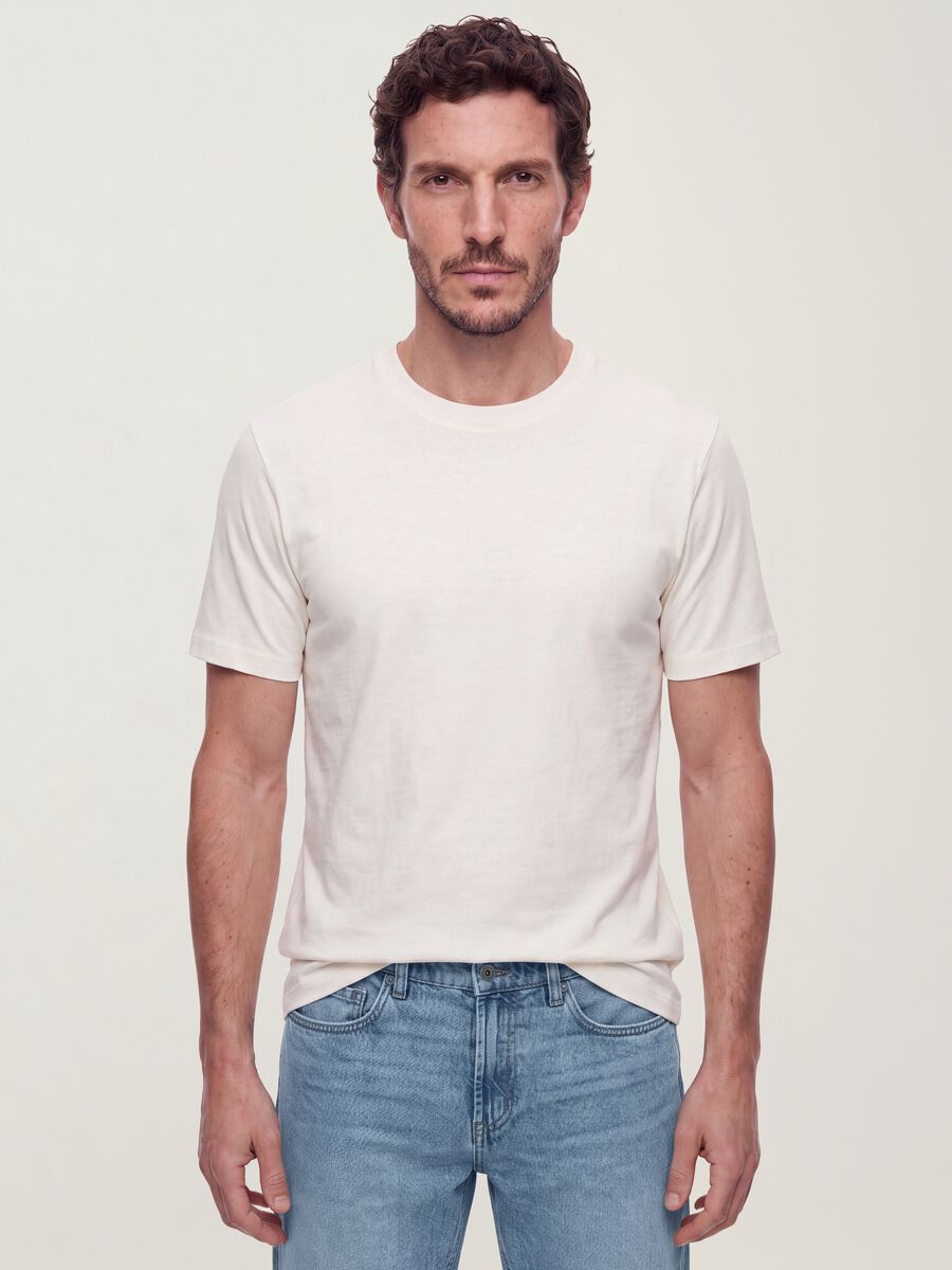 تي شيرت The Iconic Tee أبيض من قطن خالص بأكمام قصيرة وقصّة عادية_0