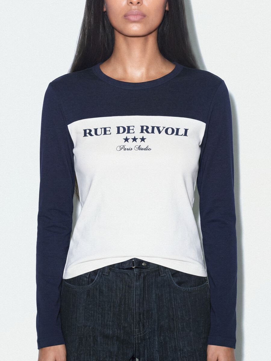 T-shirt bianca e blu in cotone elasticizzato con stampa frontale_2