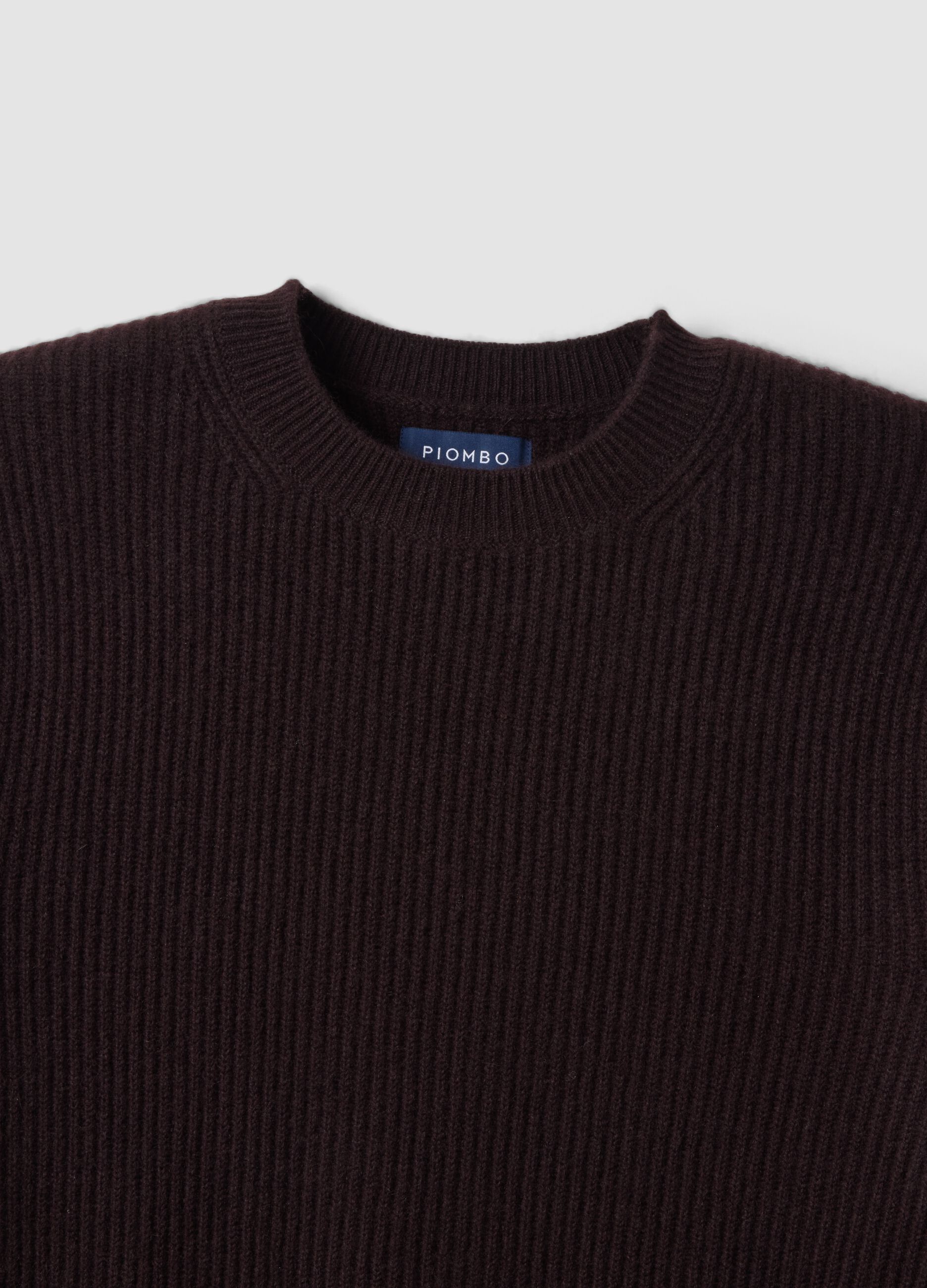 Maglia marrone in puro cashmere a costine regular fit