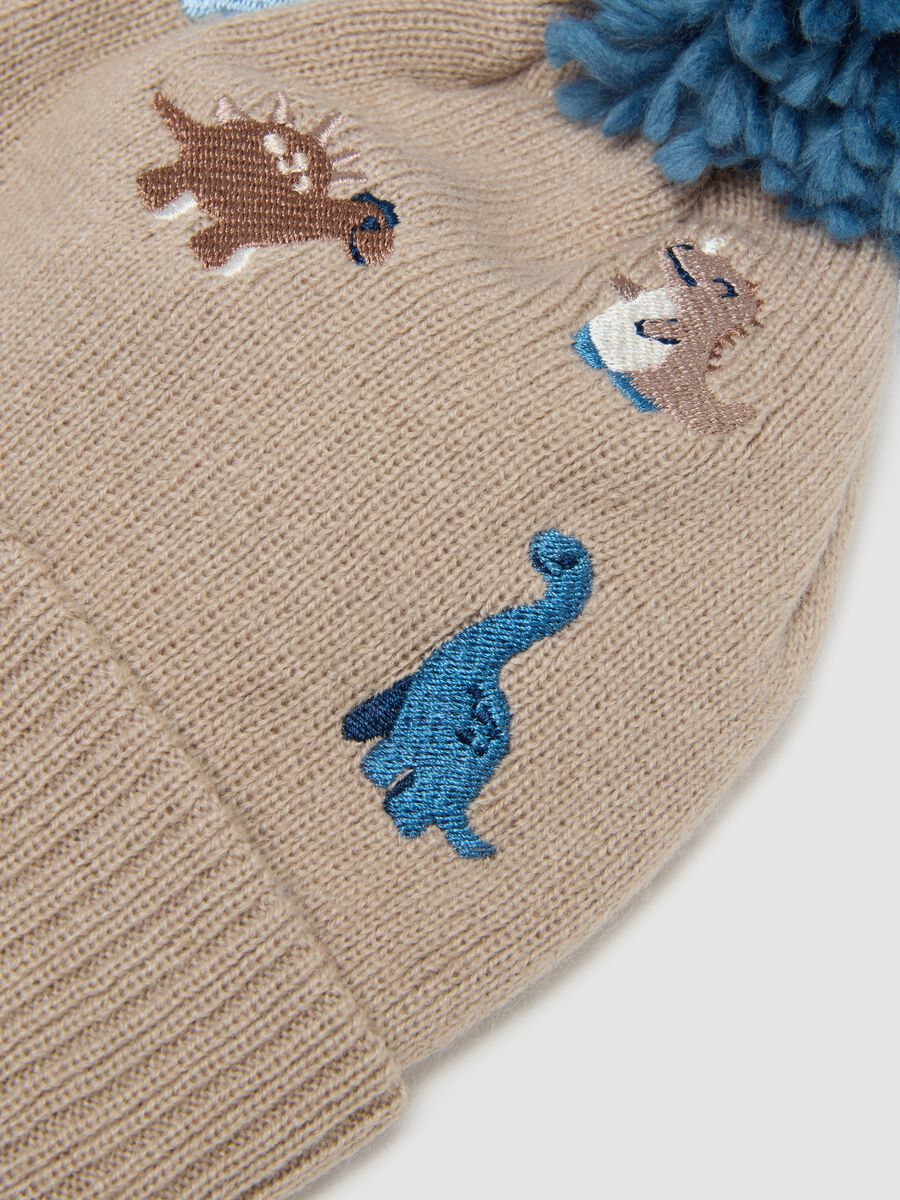 Beige hat with pom‑pom and dinosaurs_2