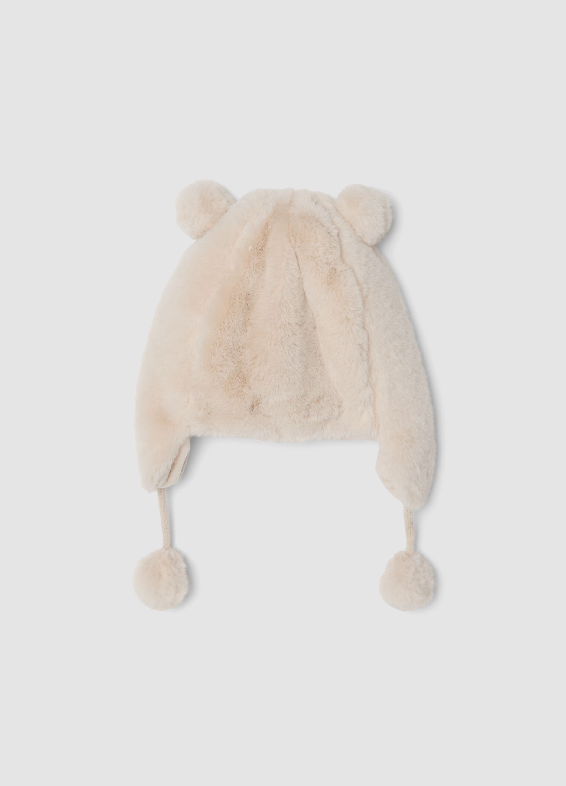 Cappello bianco con paraorecchie e pon pon