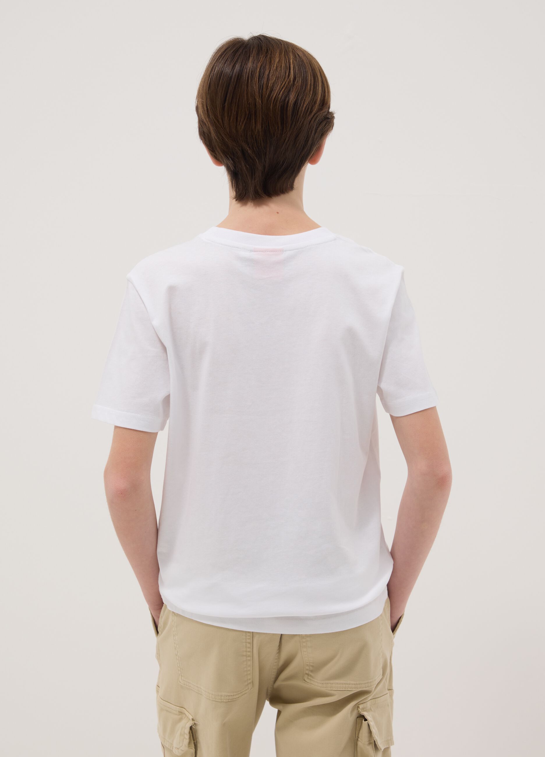 تيشيرت أبيض قطني خالص للأولاد بقصة عادية وطبعة.