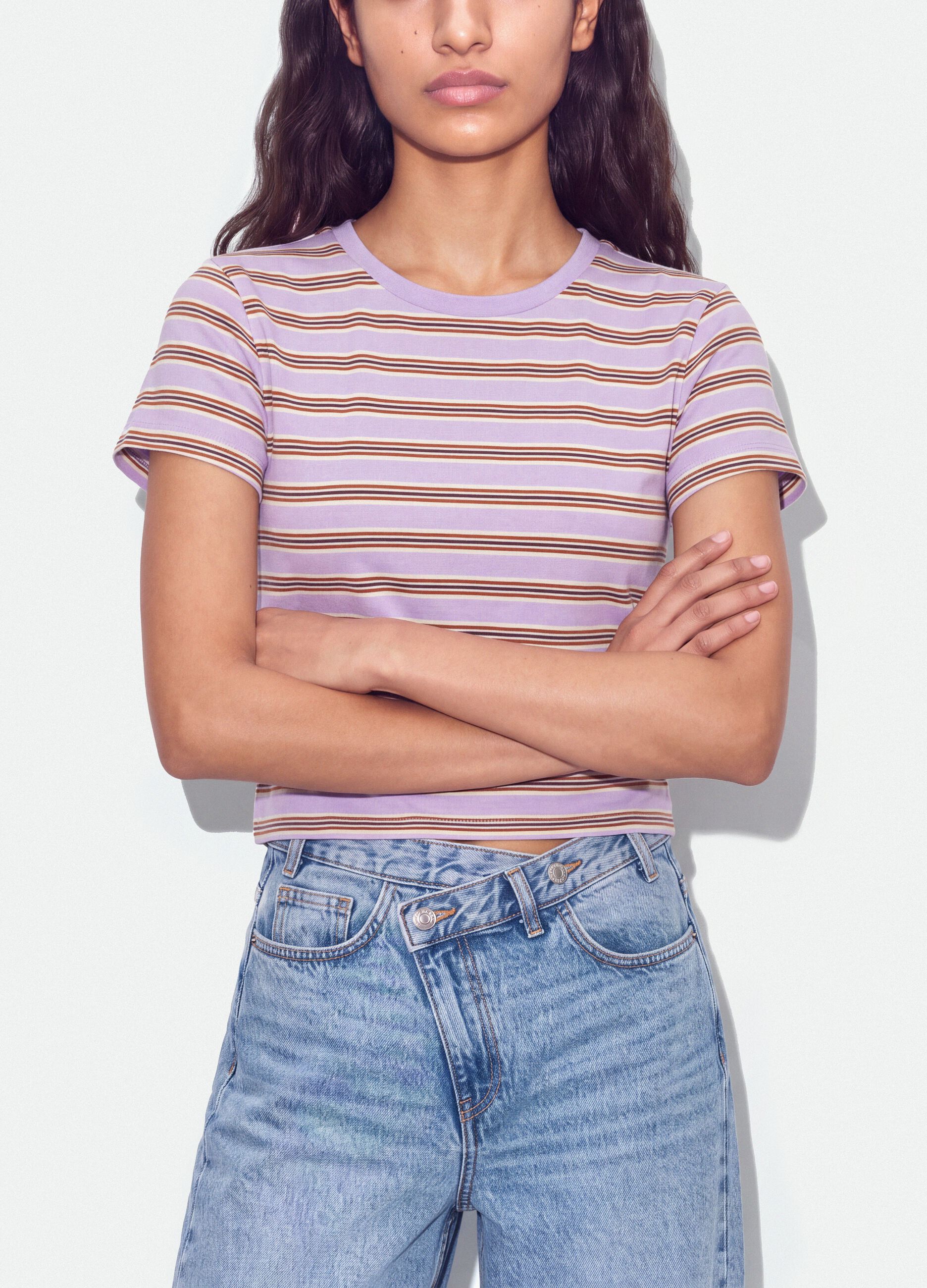 T-shirt crop viola in puro cotone a righe con stampa