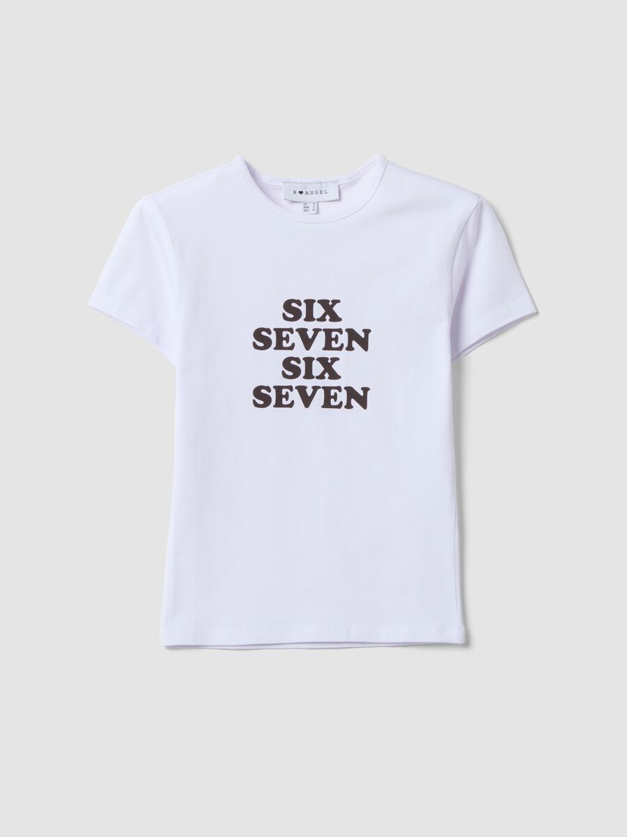تي شيرت أبيض بقصّة مريحة قريبة للجسم من قطن خالص مع طباعة Six Seven أمامية_4