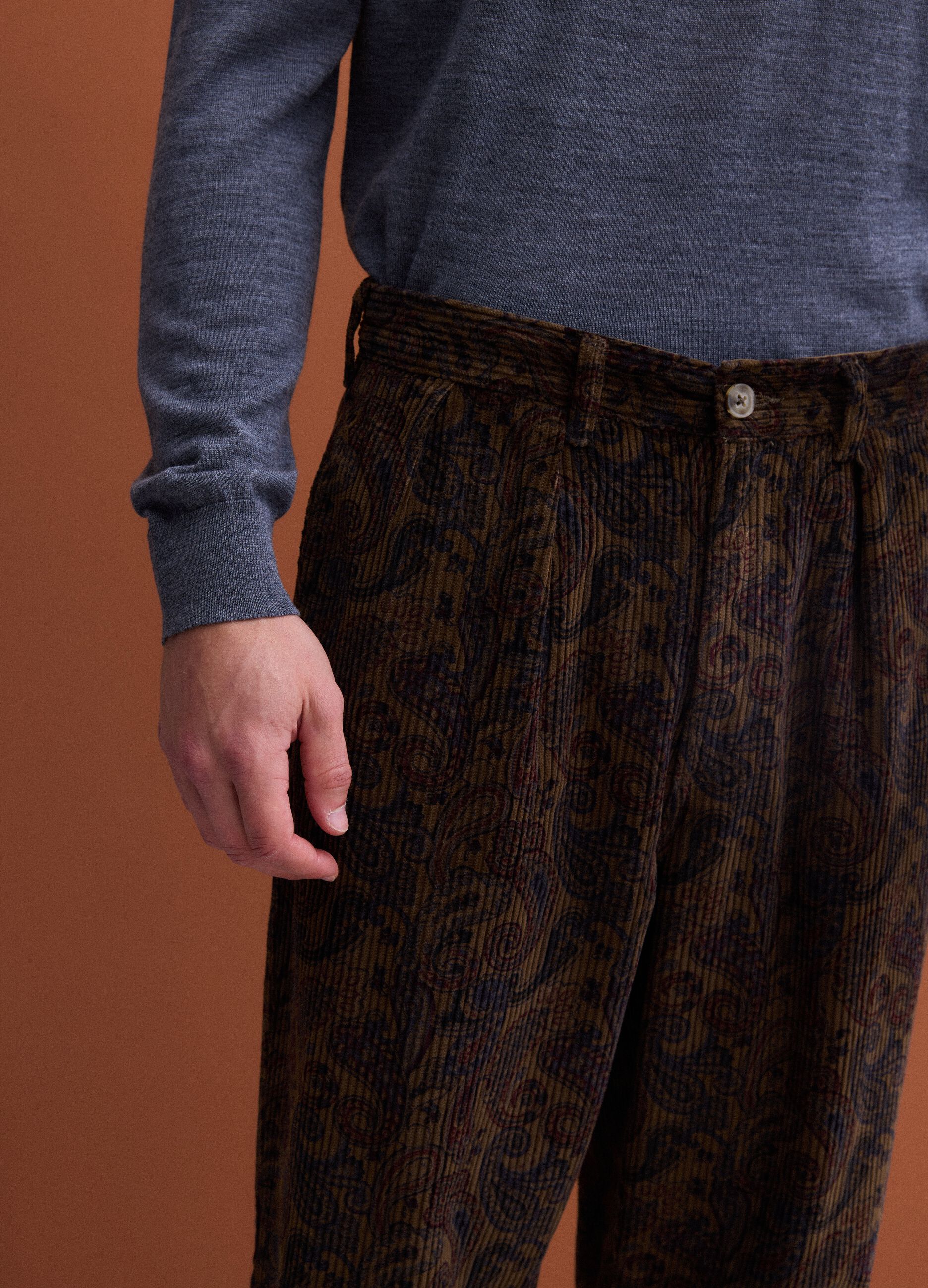 Pantaloni chino marroni in puro cotone con stampa paisley baggy fit