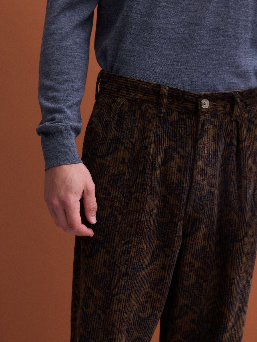 Pantaloni chino marroni in puro cotone con stampa paisley baggy fit_2
