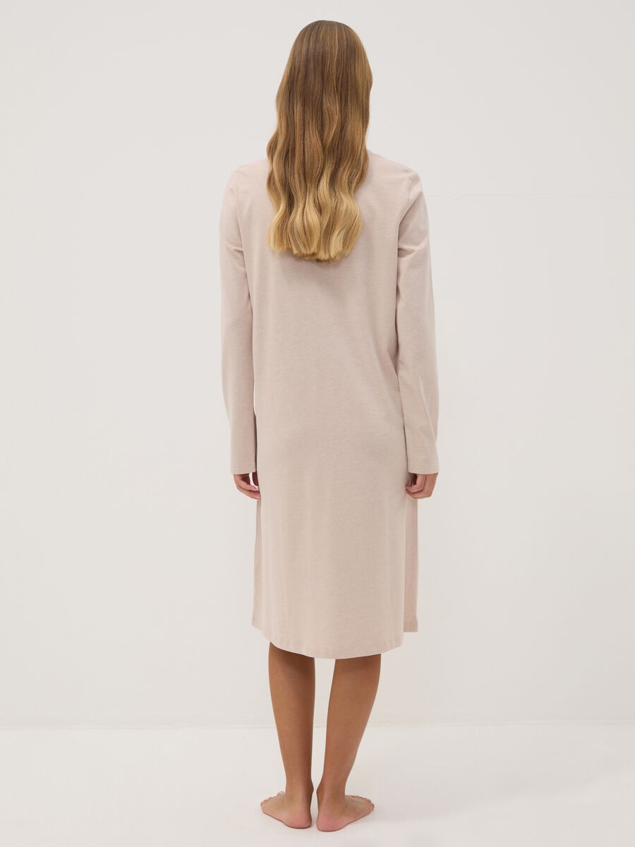 Beige organic cotton-blend nightdress with V-neck_3