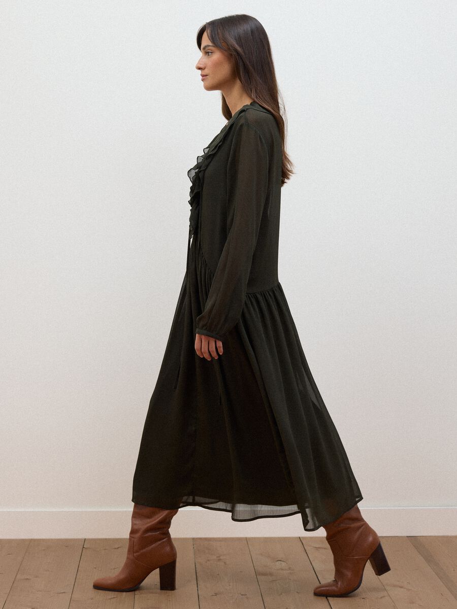 Black dress with deep V-neck and ruffles_1