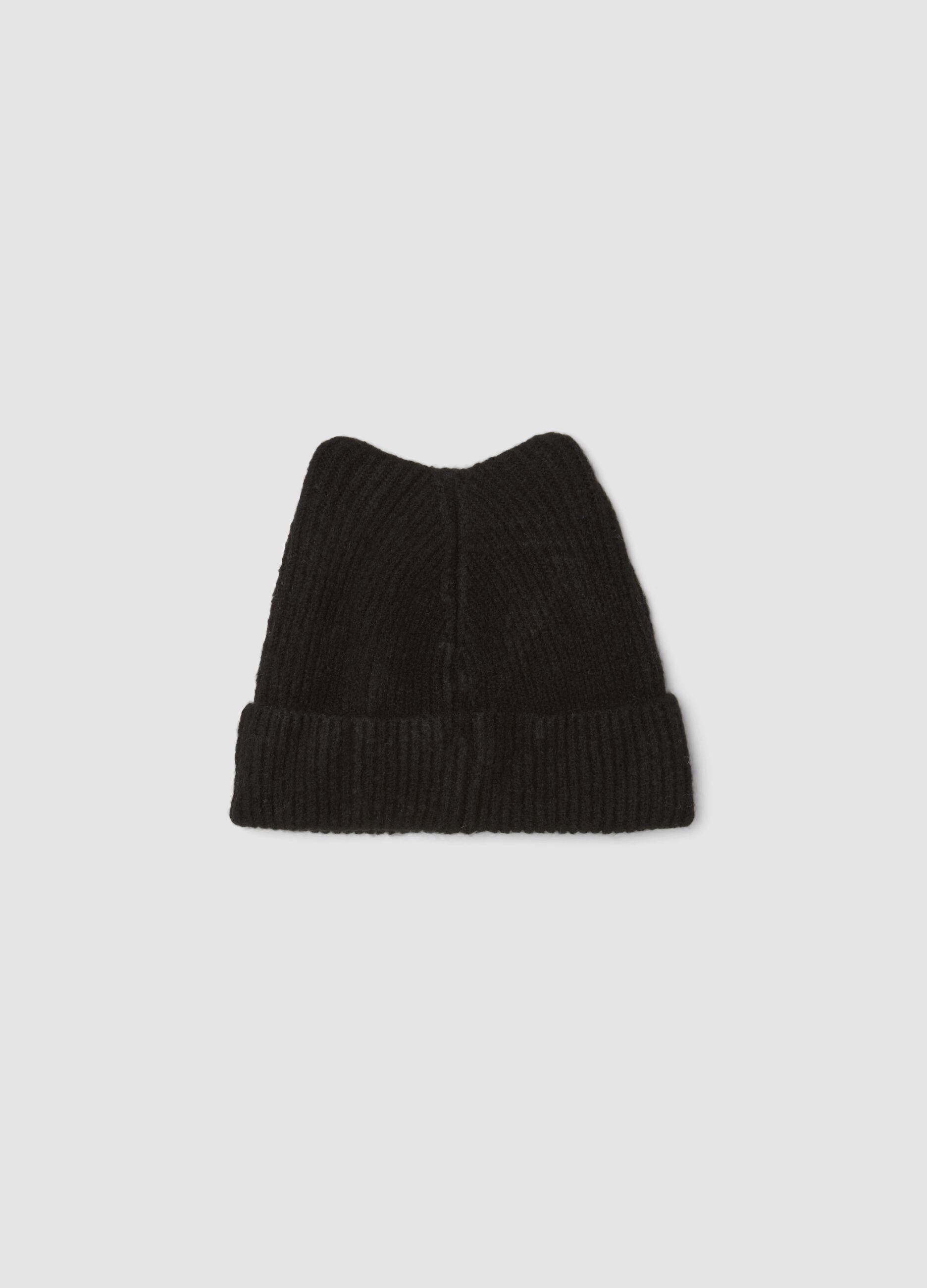 Cappello nero in misto lana elasticizzata a costine con ricamo Kuromi