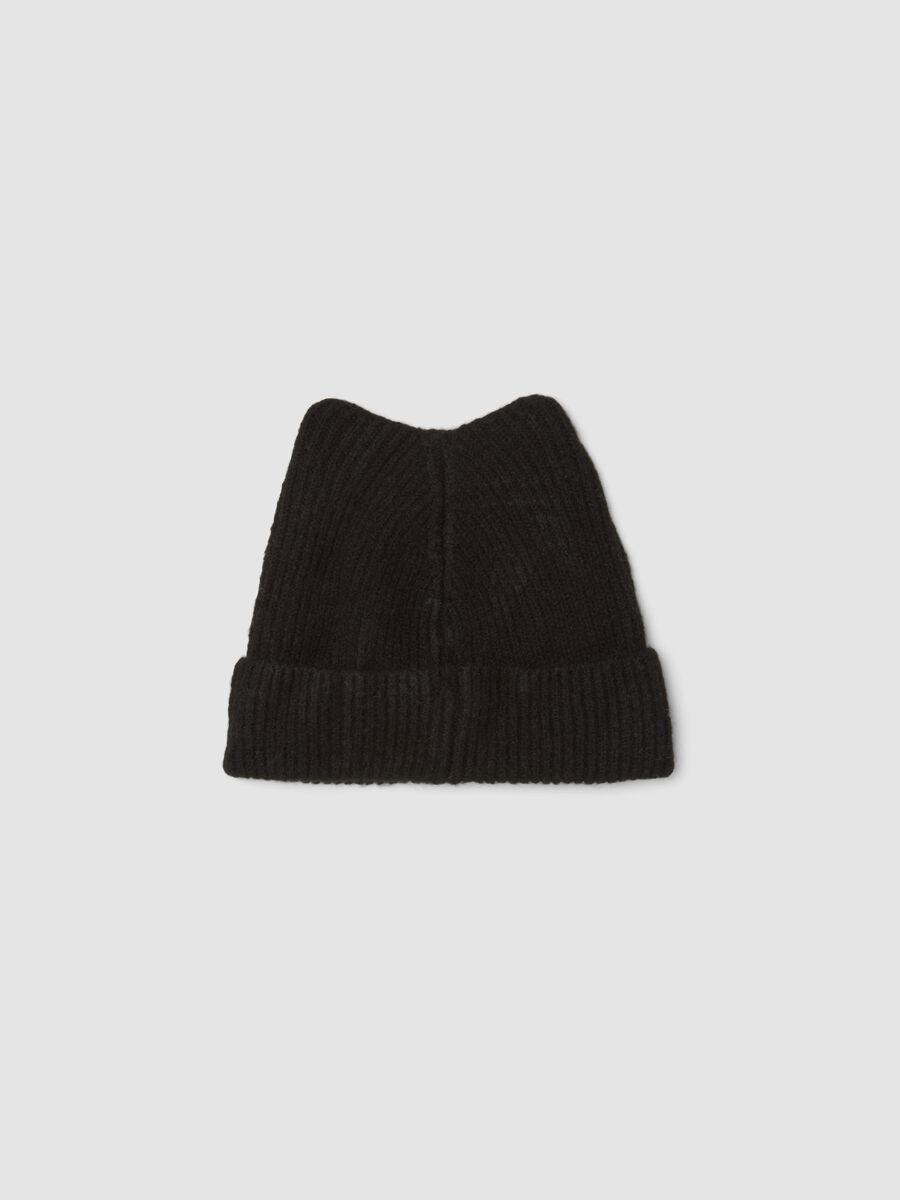 Cappello nero in misto lana elasticizzata a costine con ricamo Kuromi_1