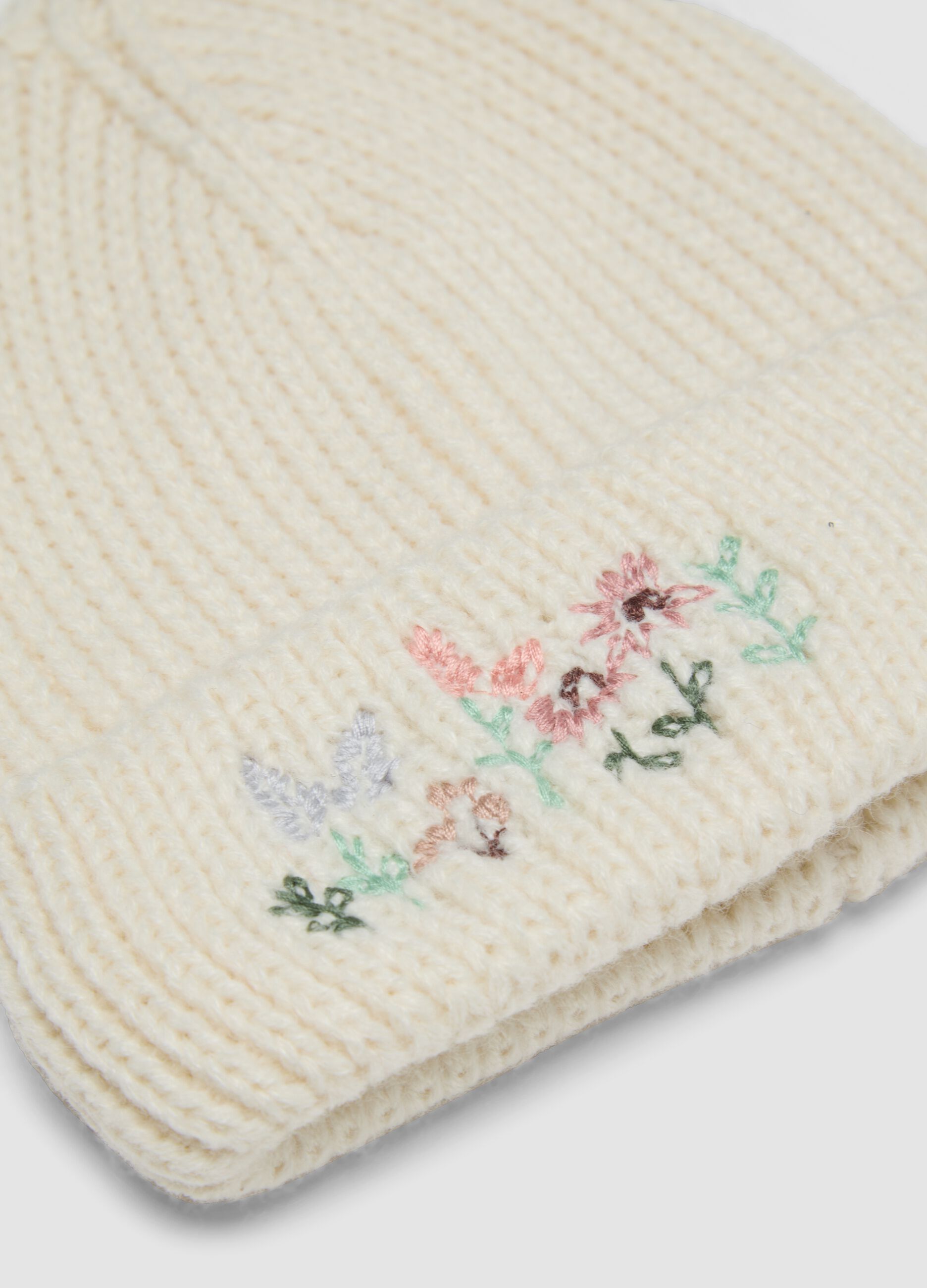 Cappello beige in maglia con ricamo floreale