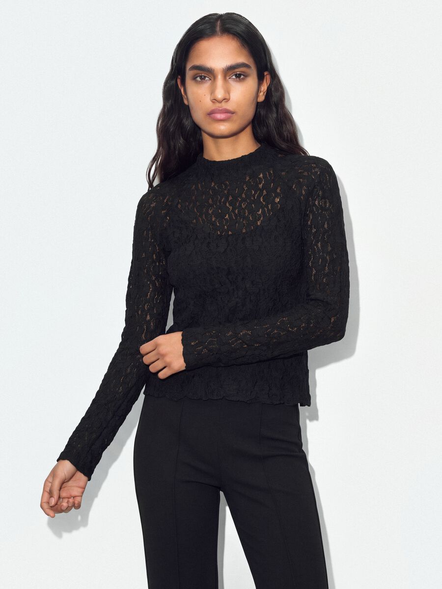 T-shirt nera in tessuto elasticizzato traforato con colletto rialzato_0