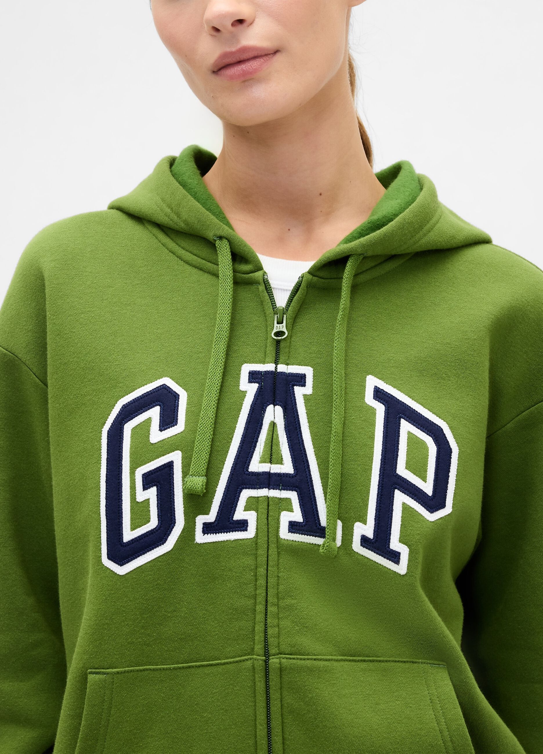 سترة رياضية بسحاب وغطاء رأس وشعار GAP