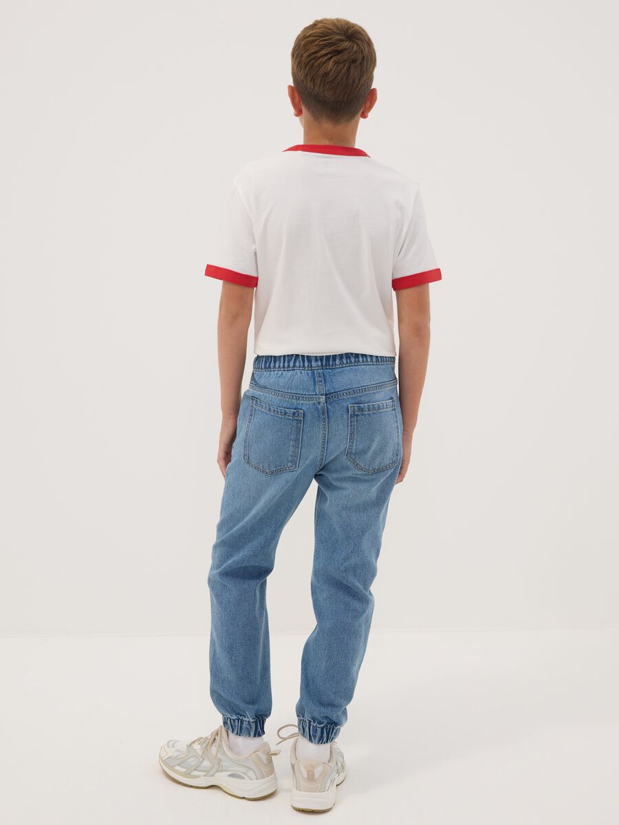 Blue denim jogger jeans in a cotton and viscose blend for boys_2