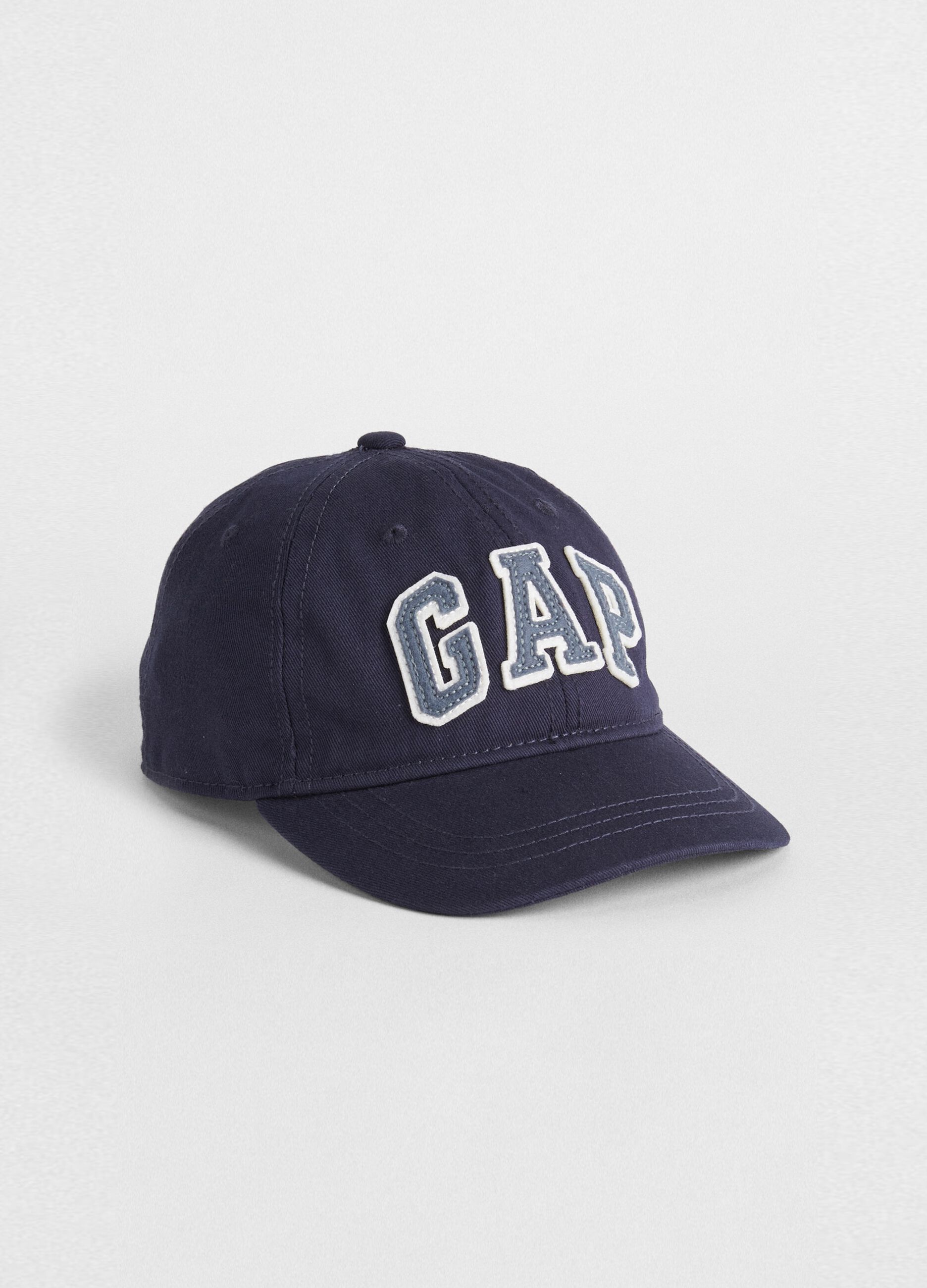 قبعة بيسبول مزينة بشعار GAP