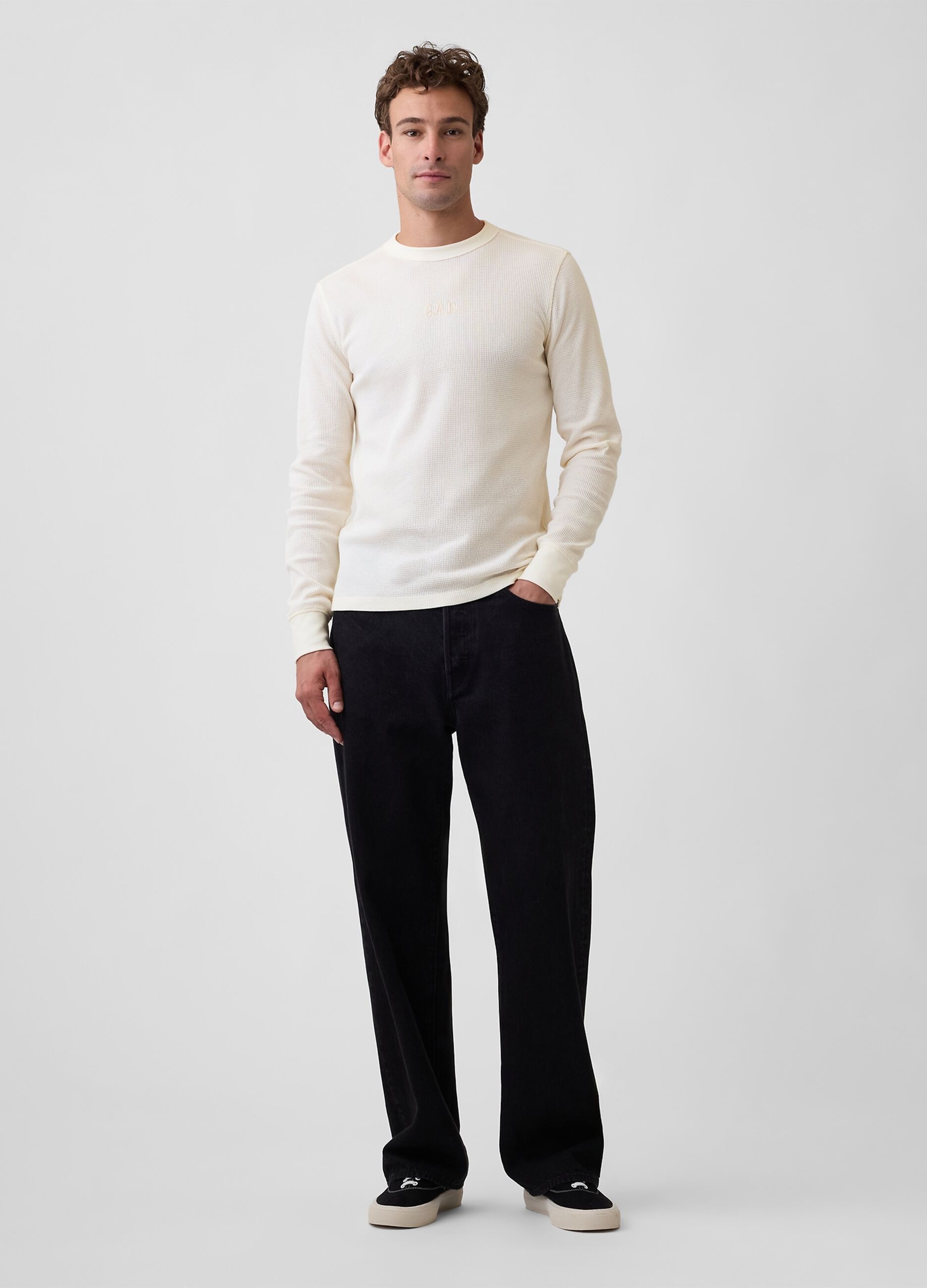 Men&rsquo;s ivory white long-sleeve stretch cotton T-shirt with GAP logo