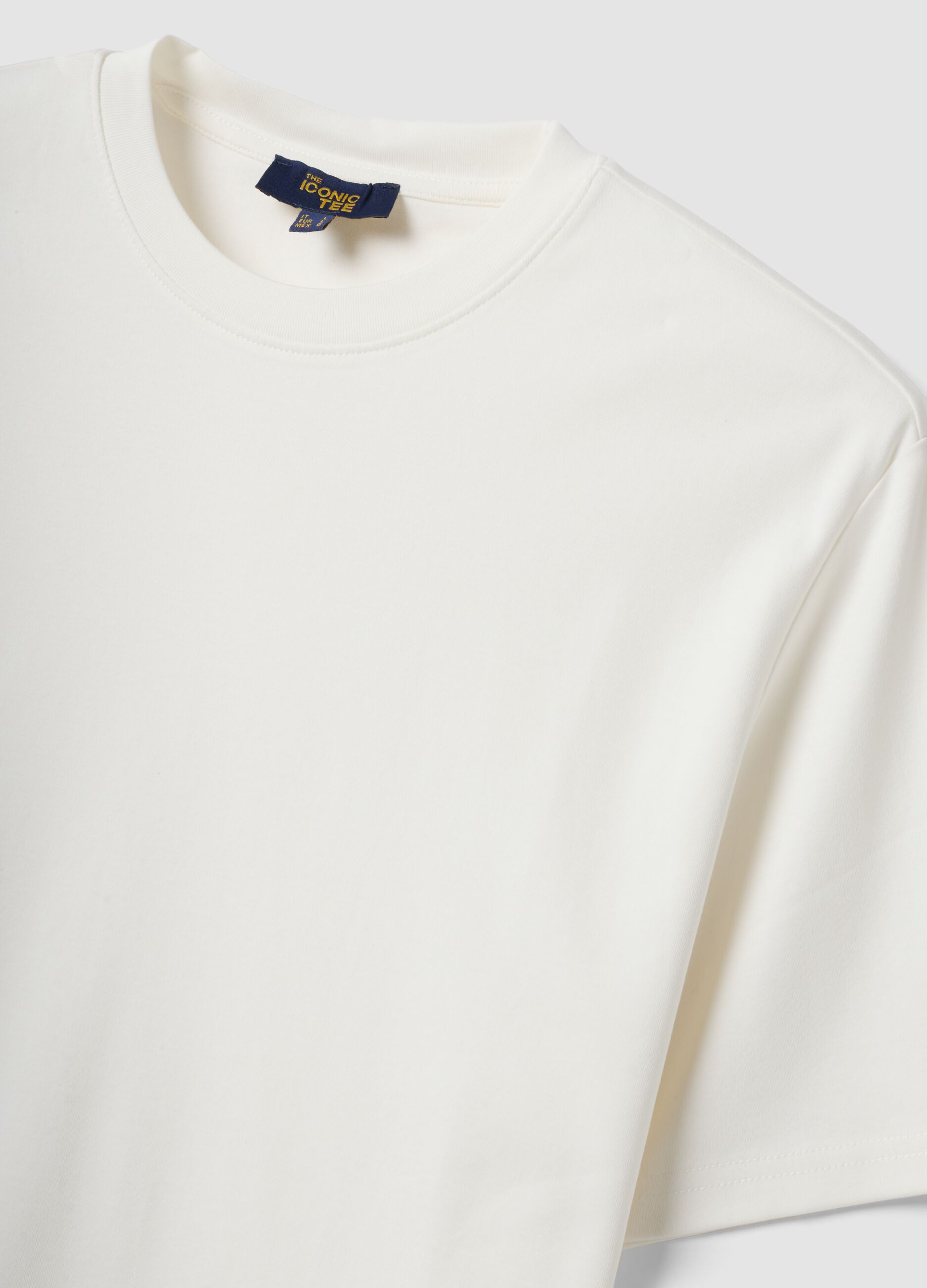 تيشيرت The Iconic Tee أبيض من قطن خالص بأكمام قصيرة وقصّة مريحة