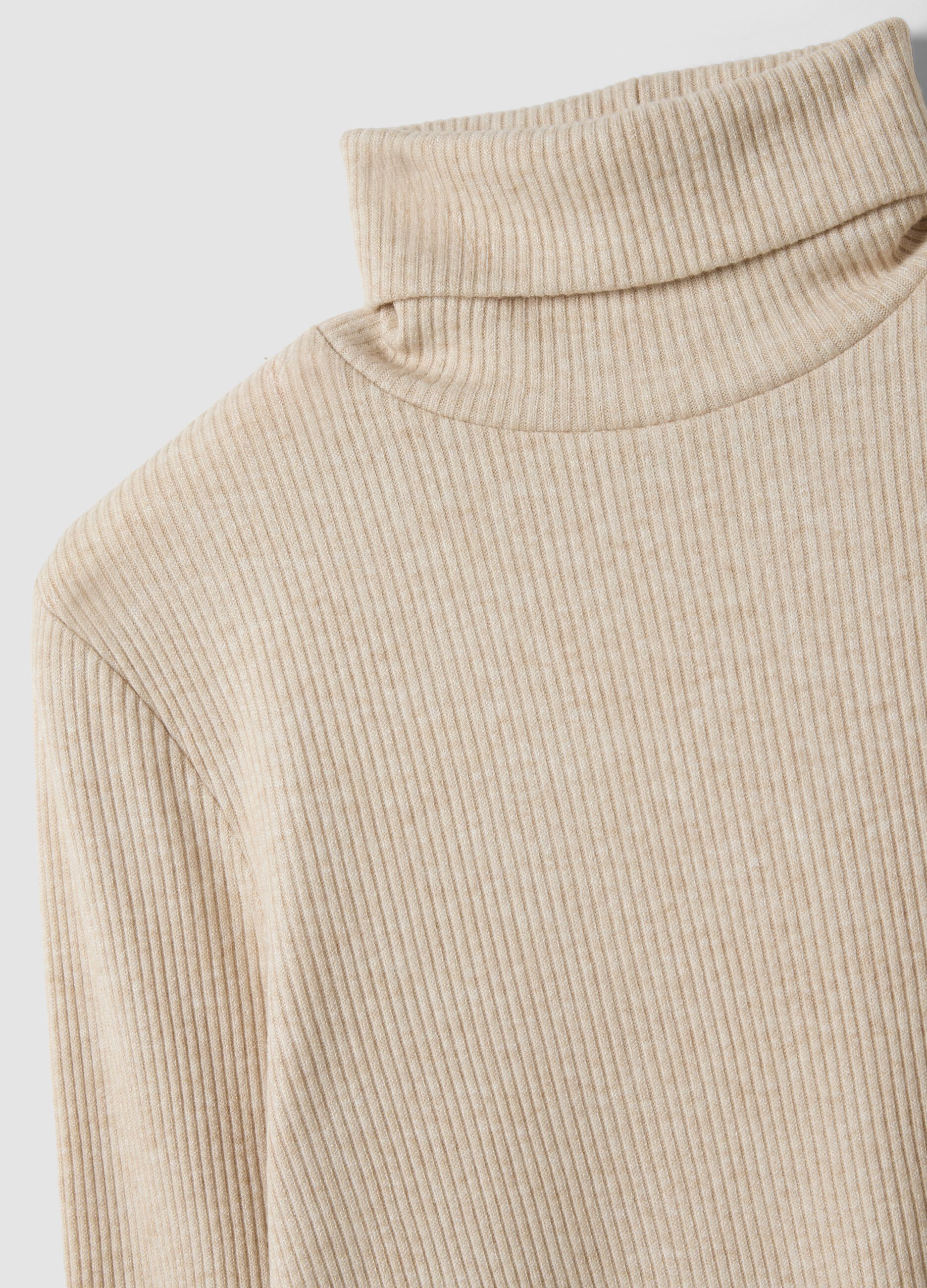 Maglia beige in misto viscosa a coste con girocollo