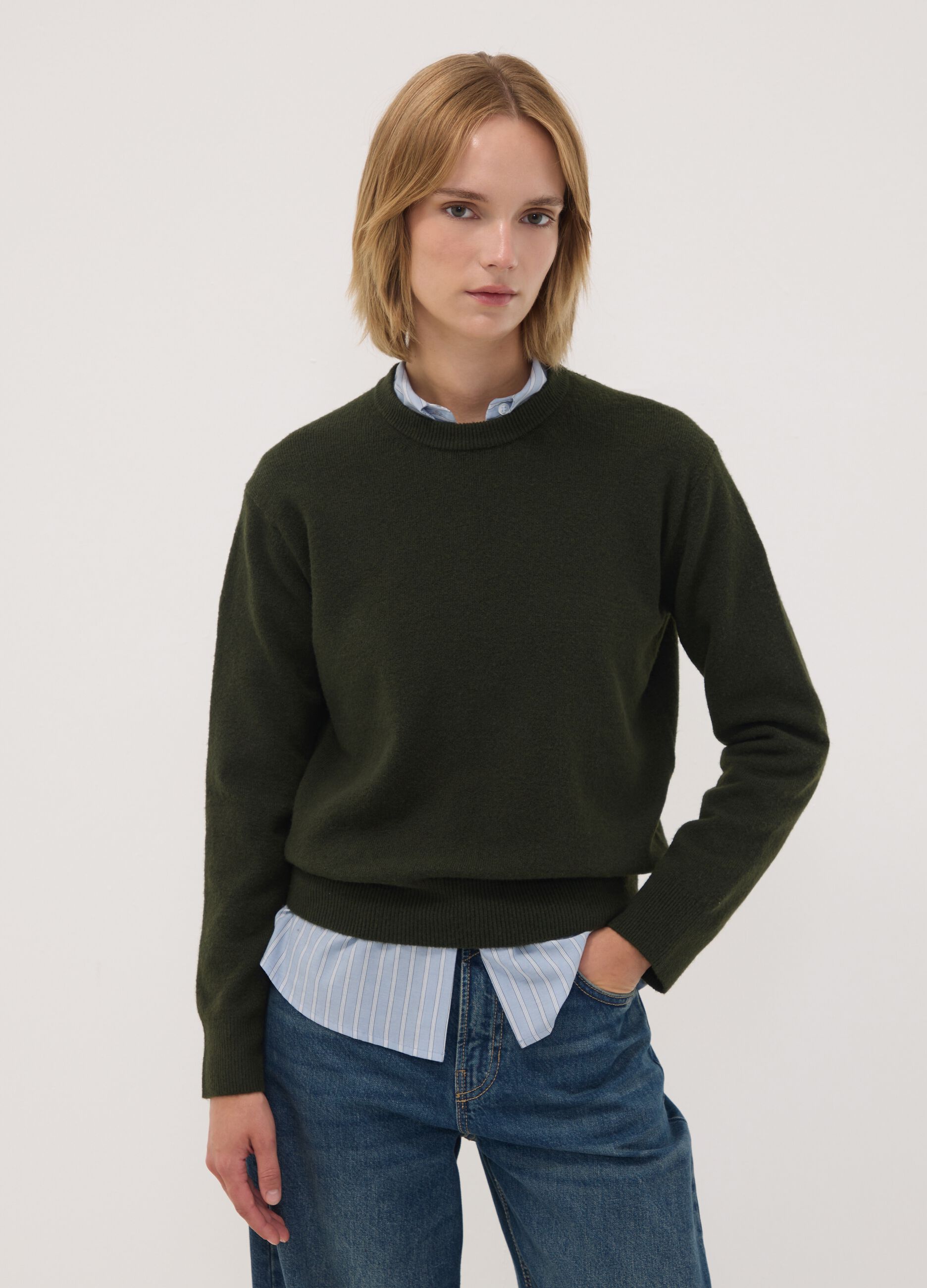 Maglia verde in lana elasticizzata a girocollo