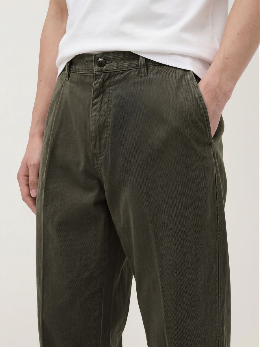 Green pure cotton carrot-fit chino trousers_2