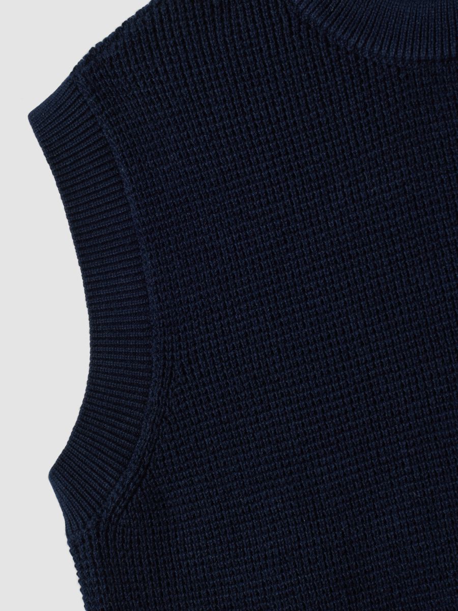 Blue cotton-blend knitted gilet with embroidery for boys_3