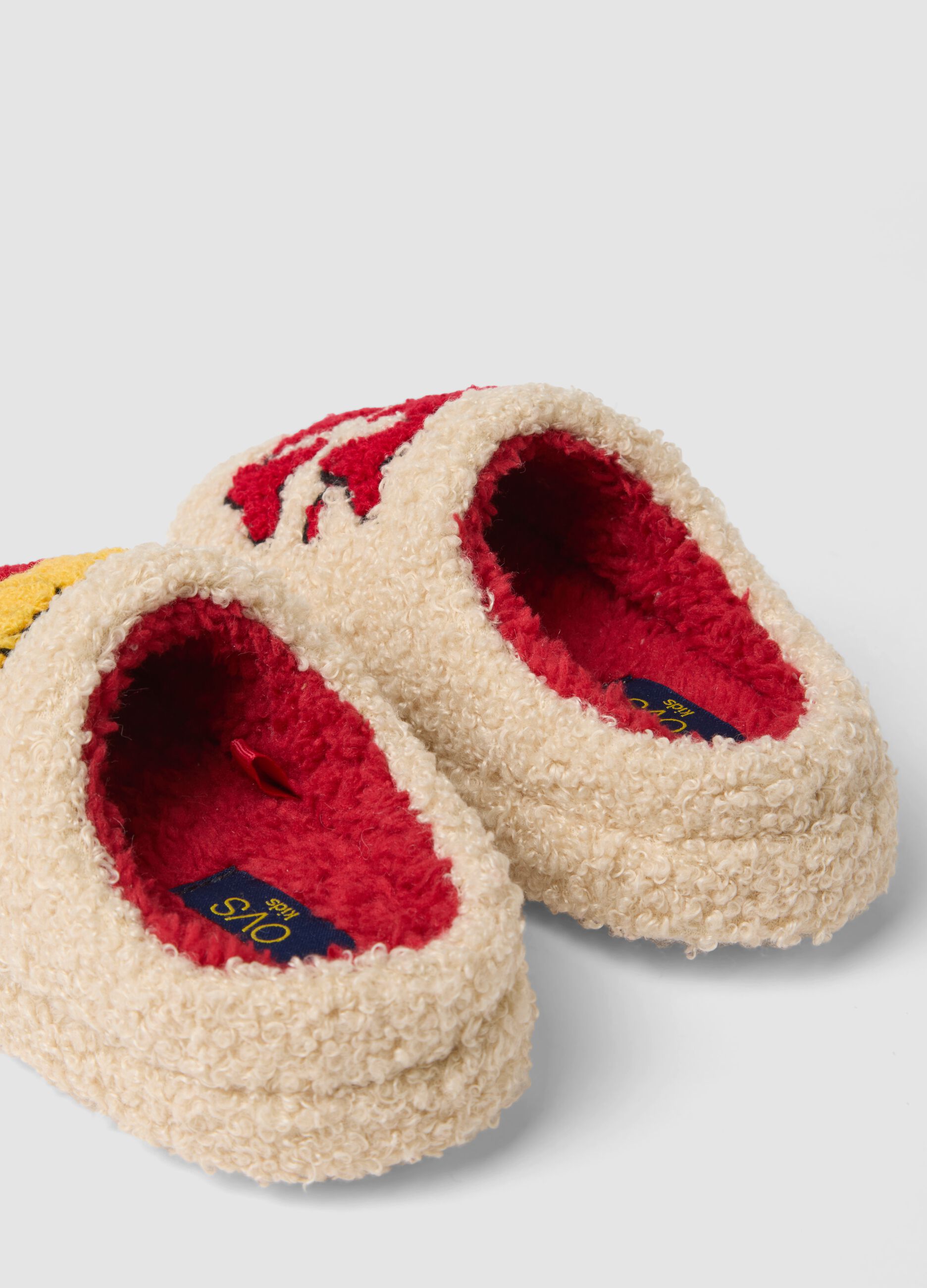 Beige slippers with contrasting embroidery