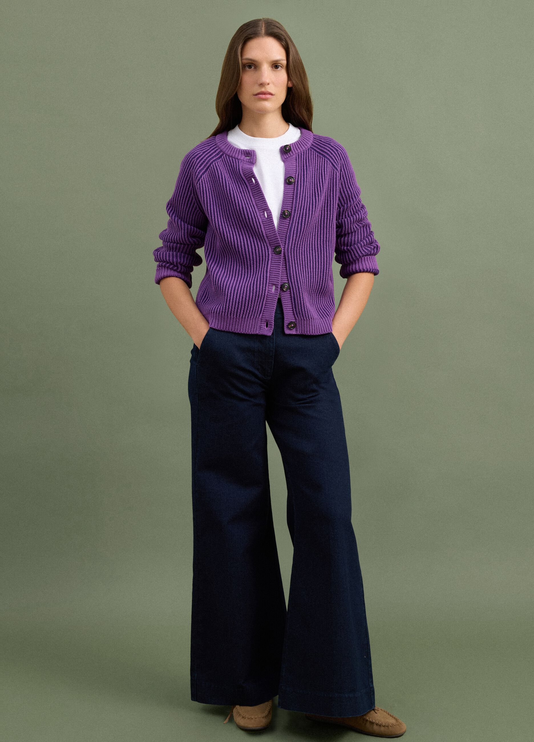 Cardigan viola in puro cotone a coste con girocollo