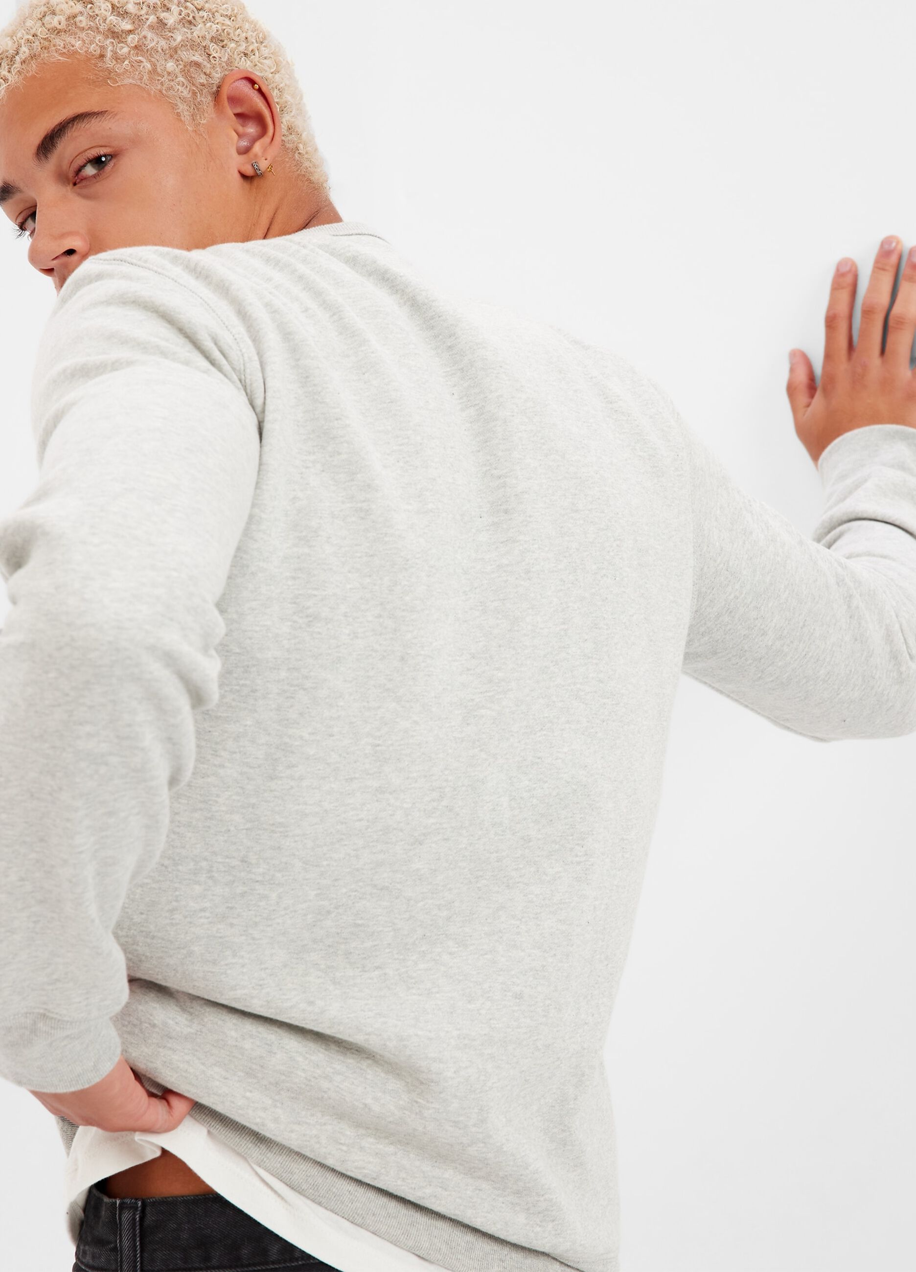 Round neck sweatshirt with embroidery