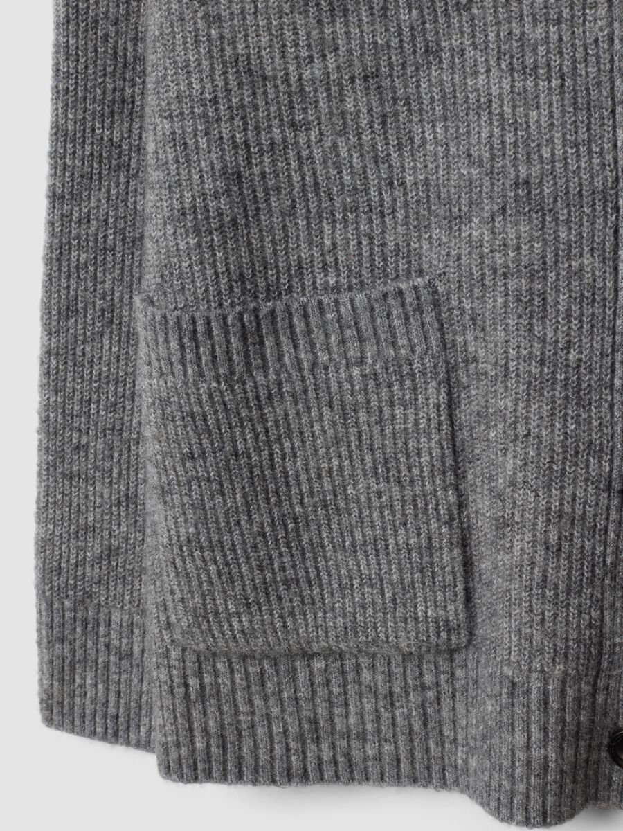Cardigan grigio in tessuto elasticizzato con scollo profondo a V_5