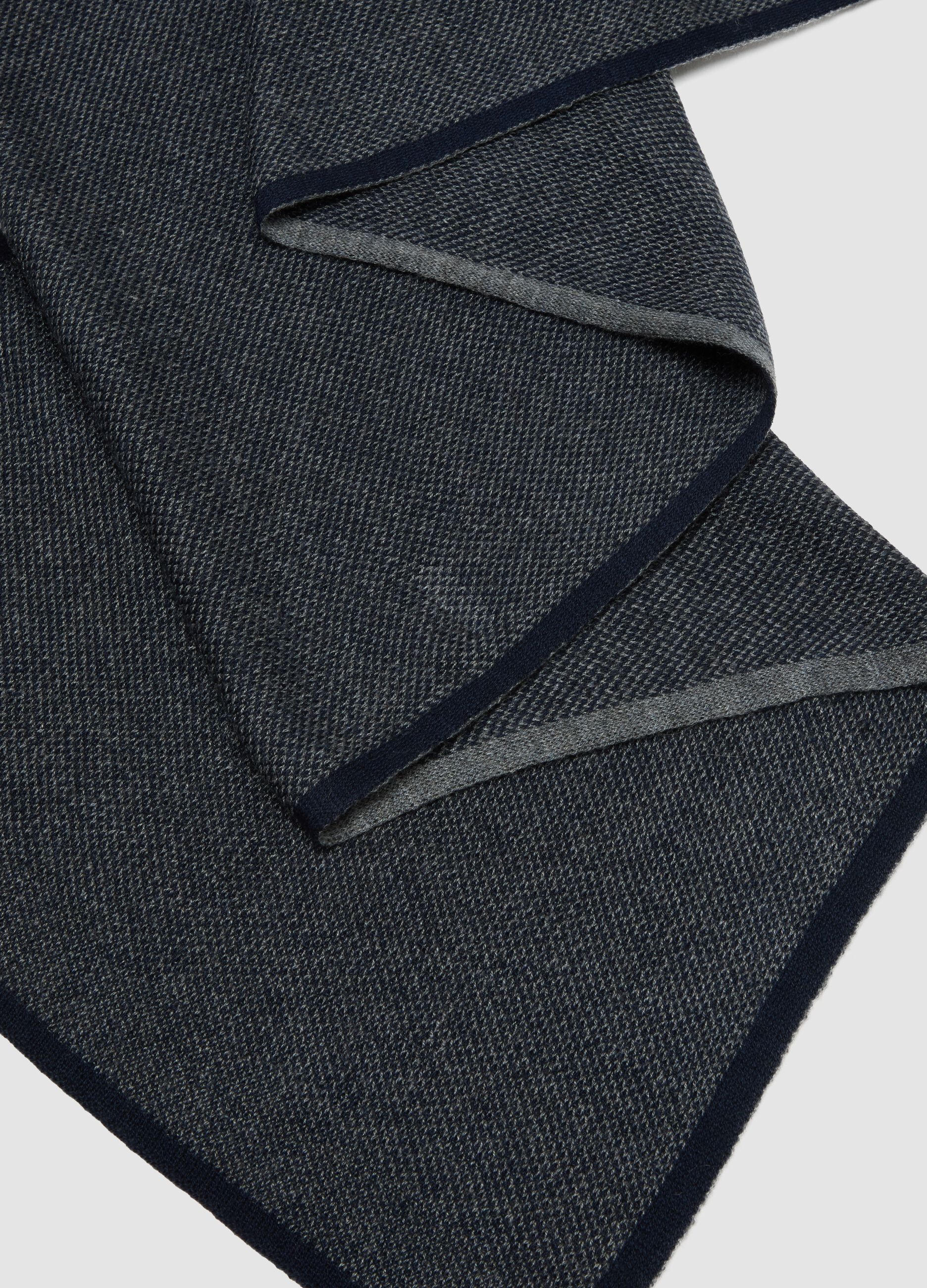 Sciarpa blu in misto lana lavorata a maglia