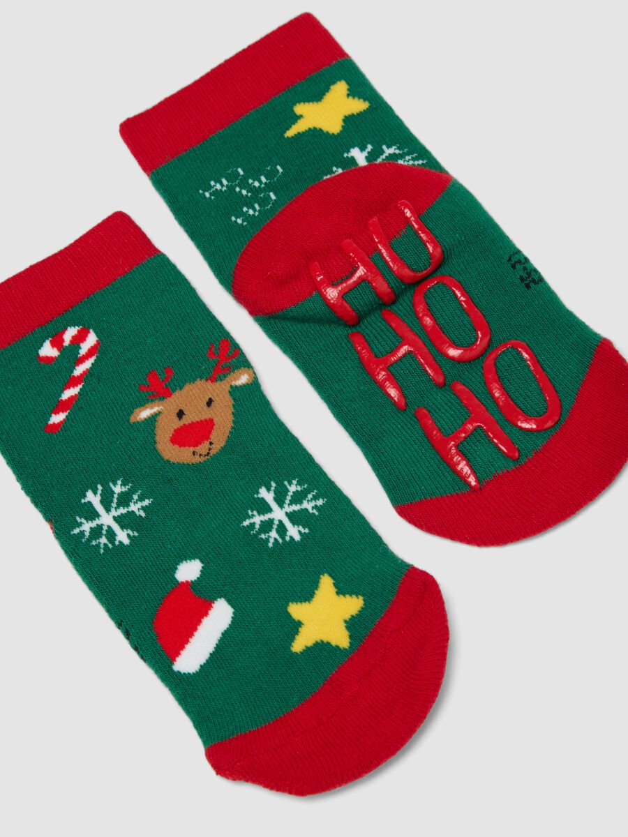 2-pack of red and green Christmas-themed socks in stretchy organic cotton_2