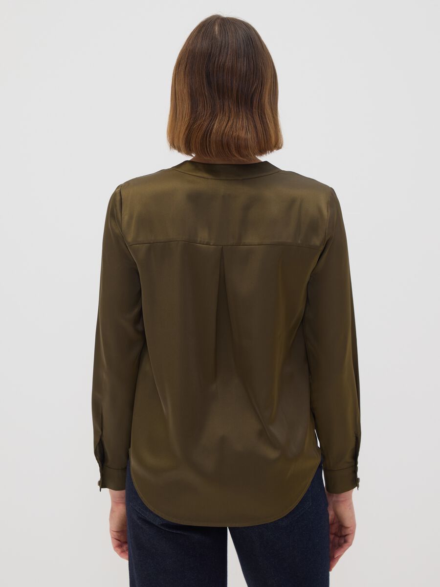Camicia verde in tessuto elasticizzato con collo coreano_3