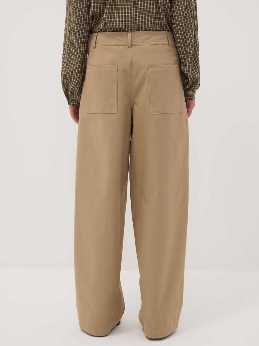 بنطال The Iconic Pants بيج بقصة Barrel من مزيج قطن مطاطي_2