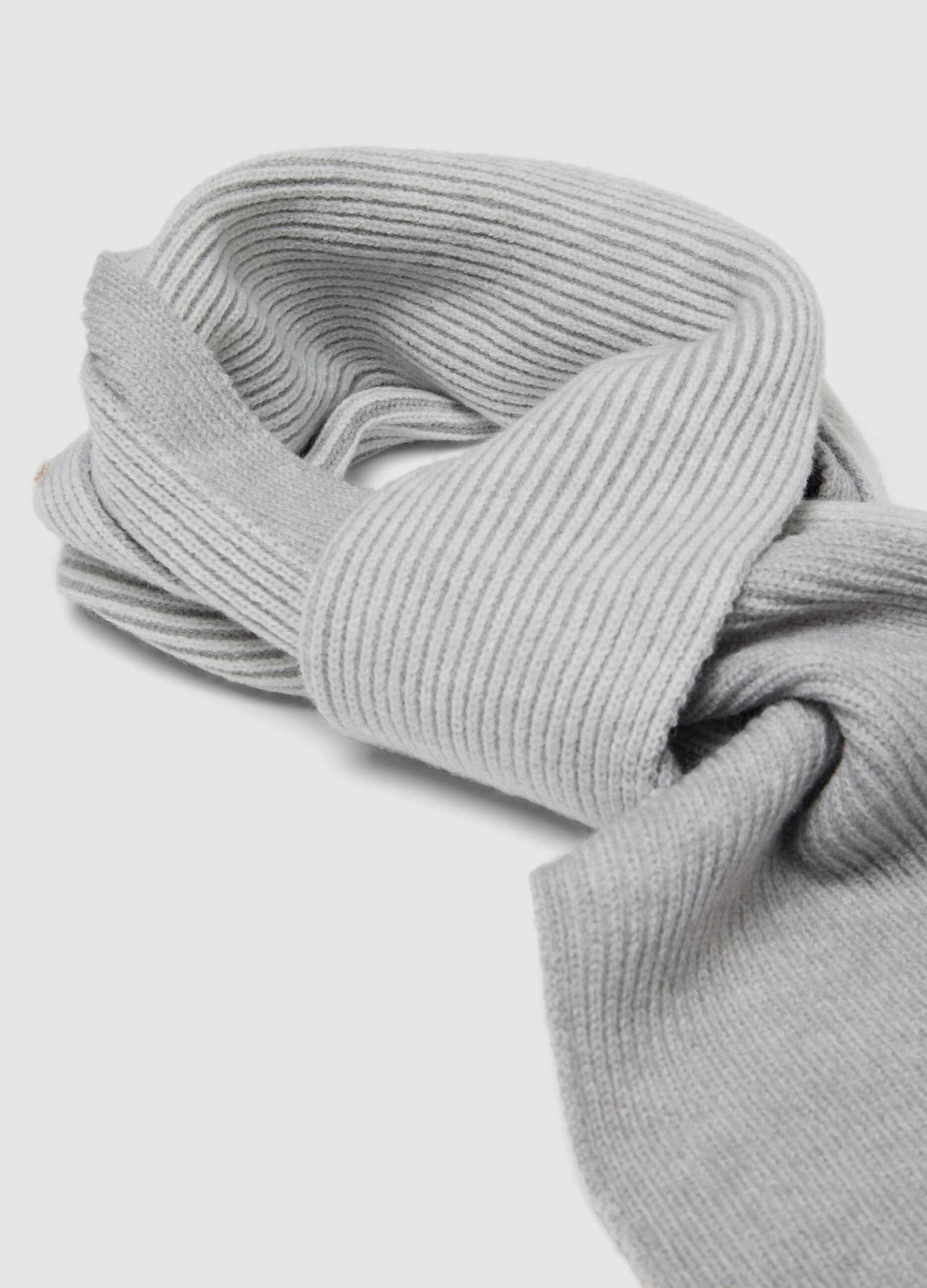 Light grey ribbed knitted scarf