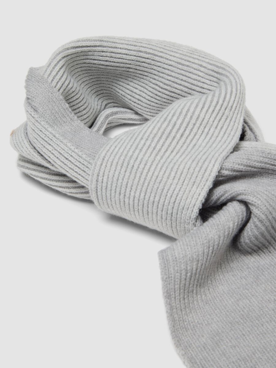 Light grey ribbed knitted scarf_1