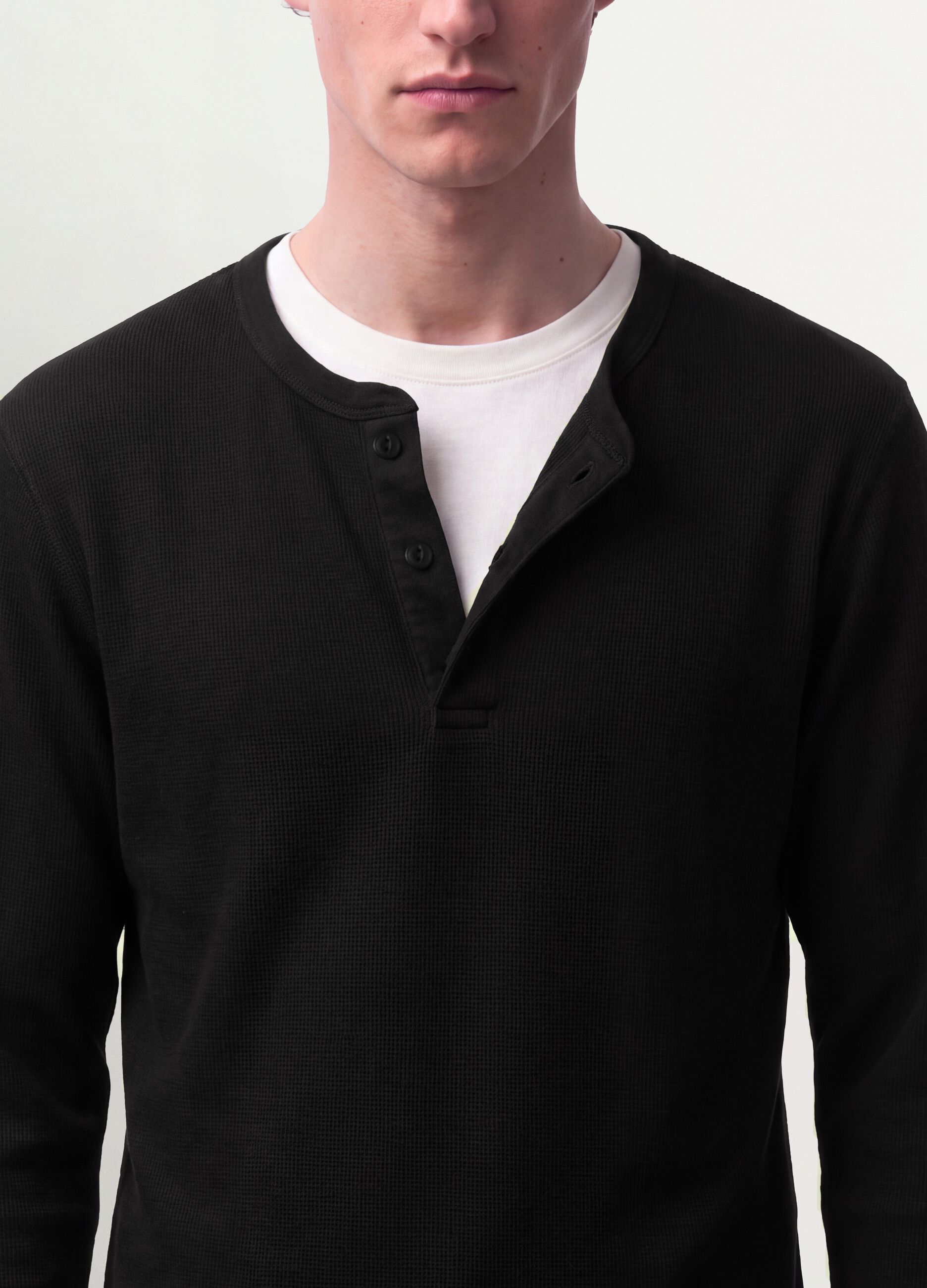 T-shirt nera in misto viscosa a nido d'ape regular fit